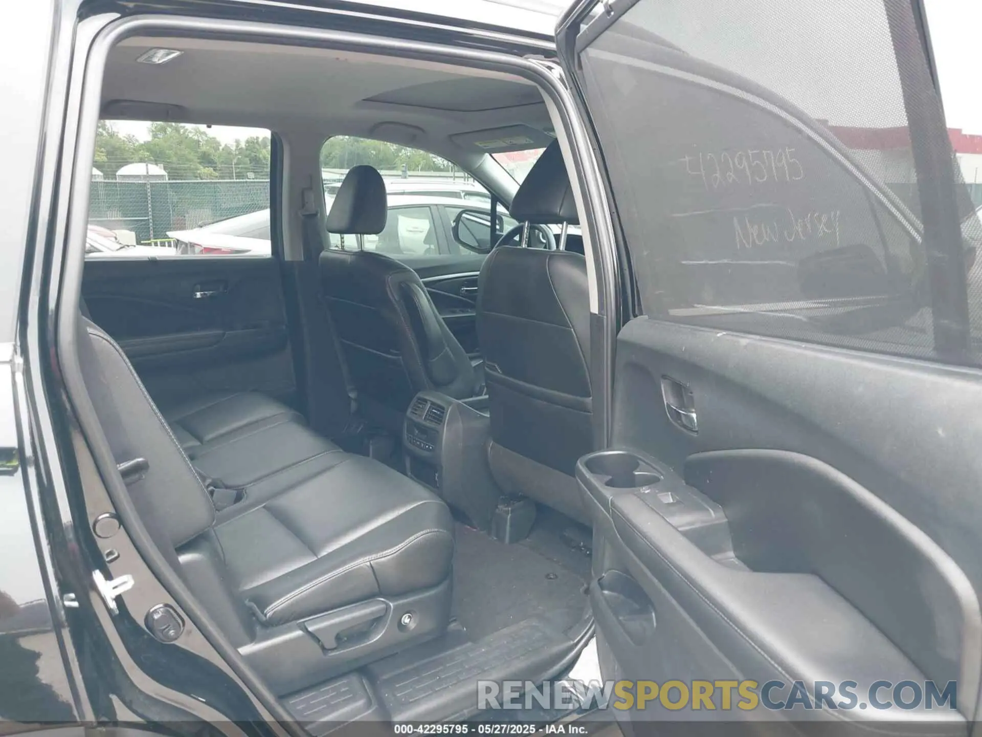 8 Photograph of a damaged car 5FNYF6H25NB083752 HONDA PILOT 2022