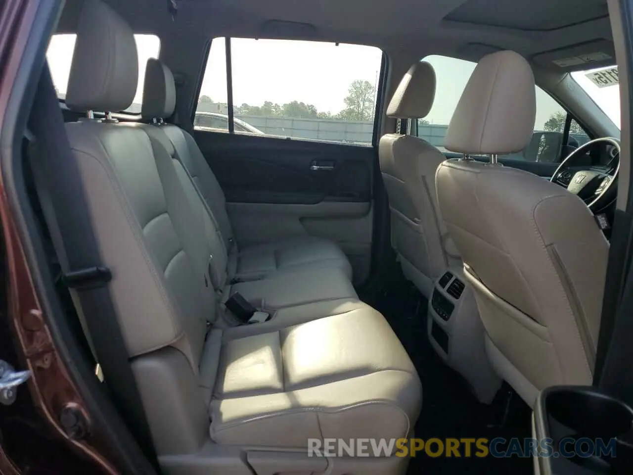 11 Photograph of a damaged car 5FNYF6H28NB074950 HONDA PILOT 2022