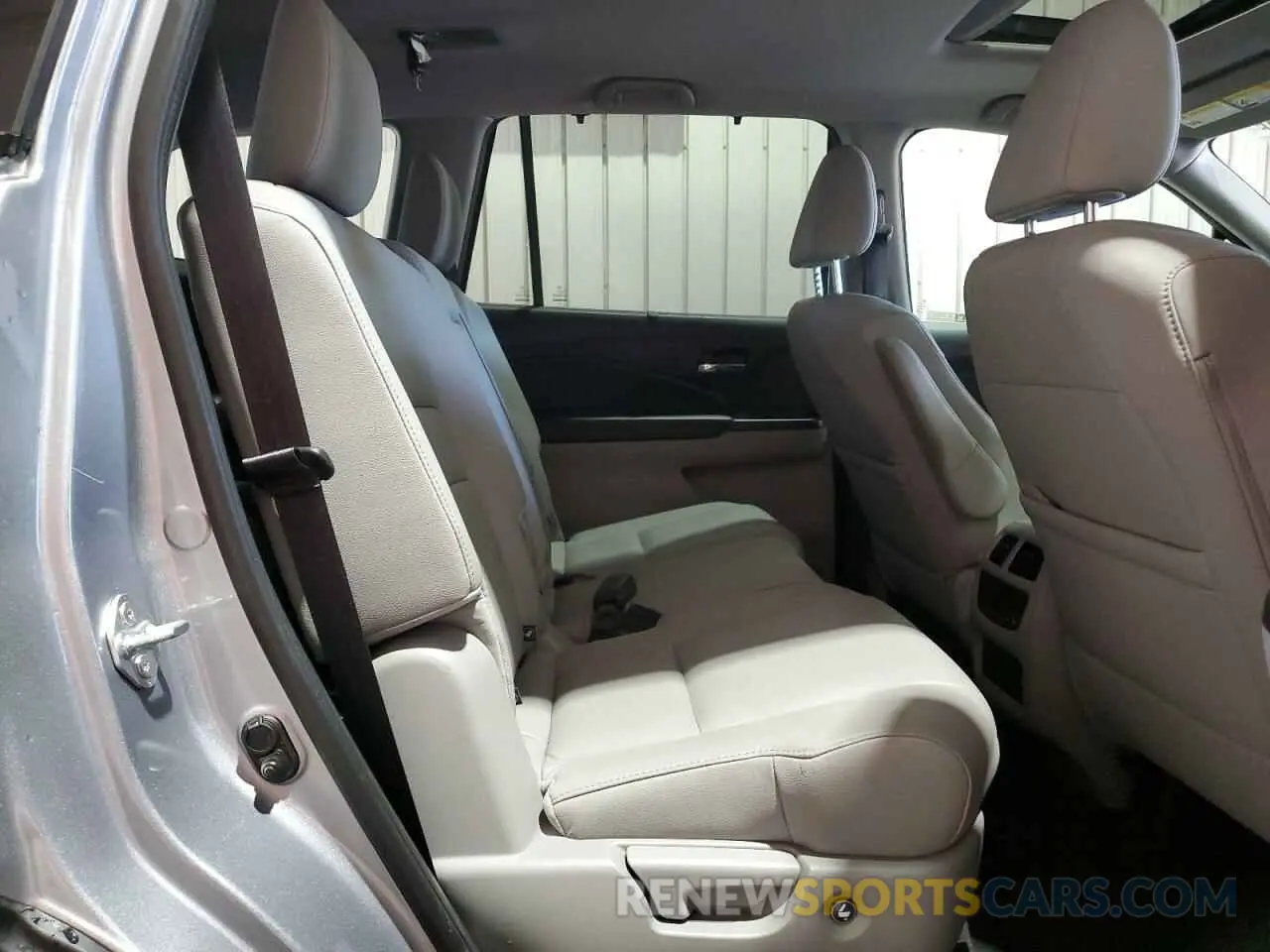 11 Photograph of a damaged car 5FNYF6H29NB101363 HONDA PILOT 2022