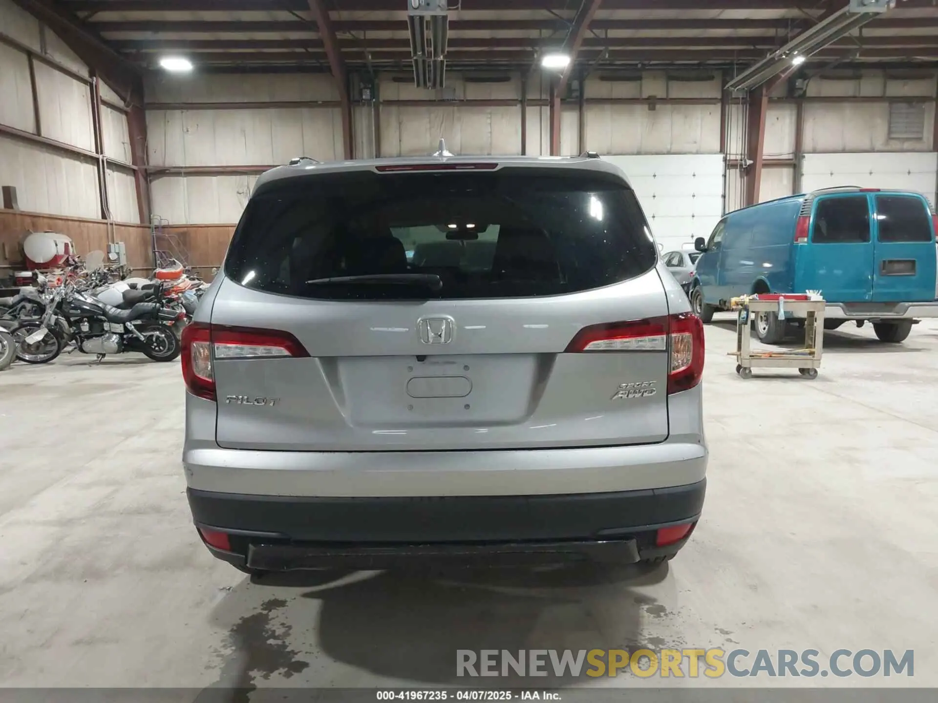 17 Photograph of a damaged car 5FNYF6H32NB068845 HONDA PILOT 2022