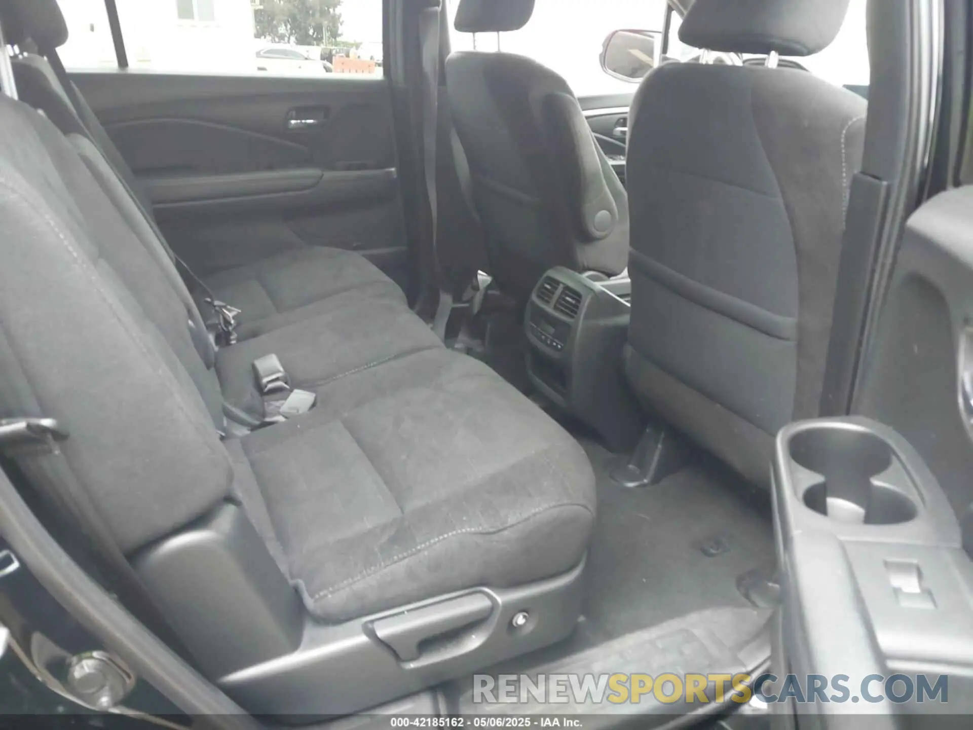 8 Photograph of a damaged car 5FNYF6H38NB059356 HONDA PILOT 2022