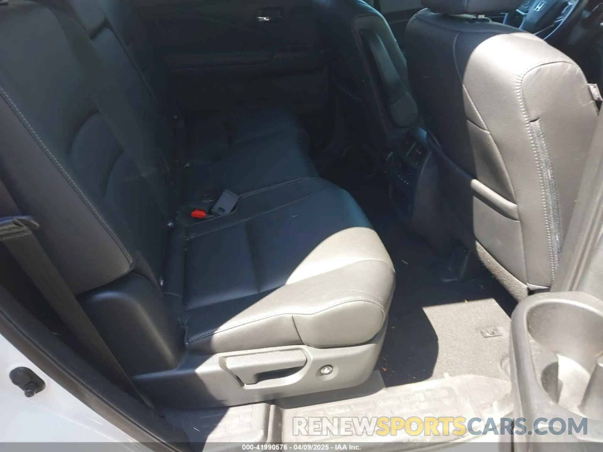 8 Photograph of a damaged car 5FNYF6H51NB014258 HONDA PILOT 2022