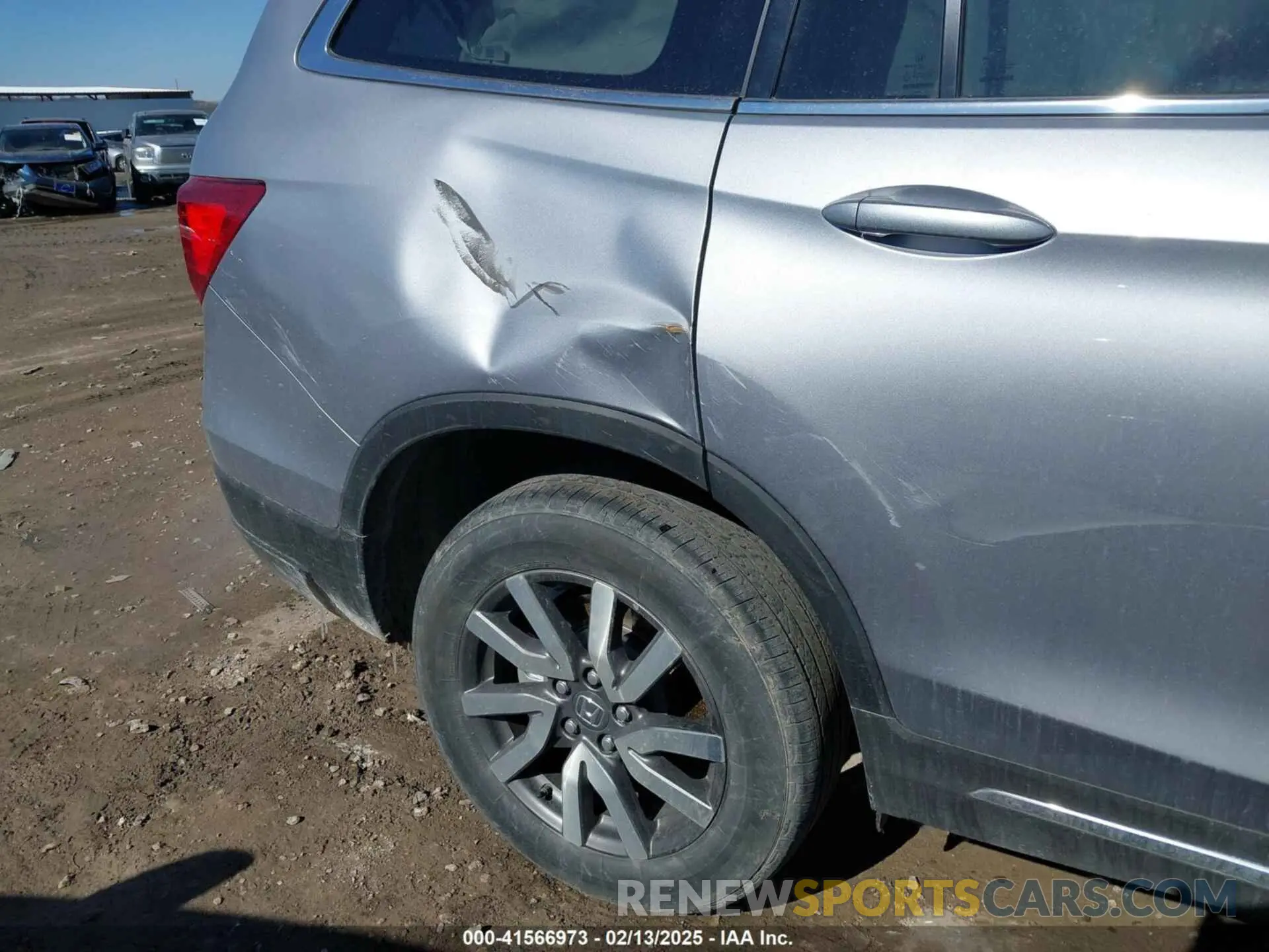 17 Photograph of a damaged car 5FNYF6H54NB018613 HONDA PILOT 2022