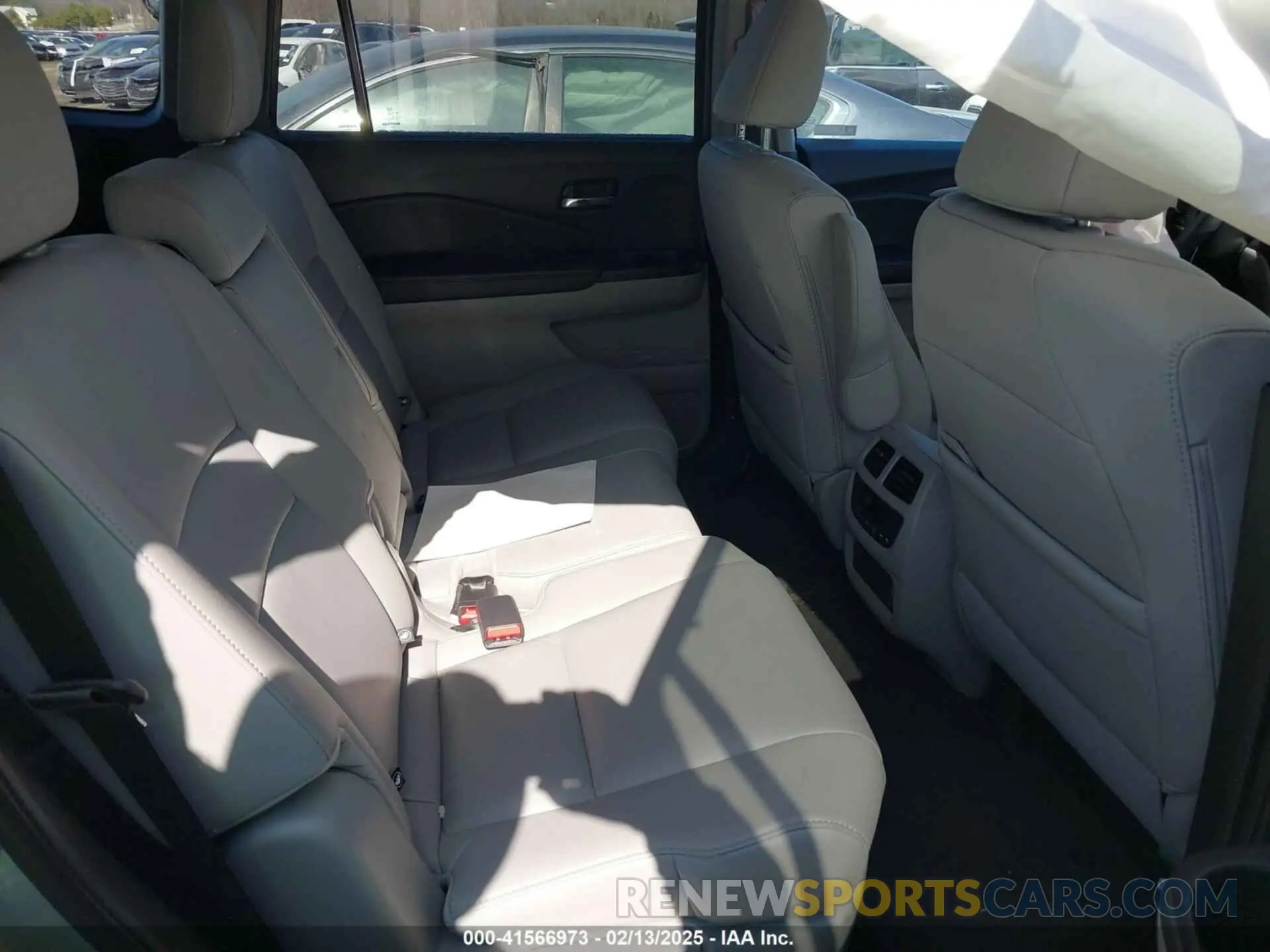 8 Photograph of a damaged car 5FNYF6H54NB018613 HONDA PILOT 2022