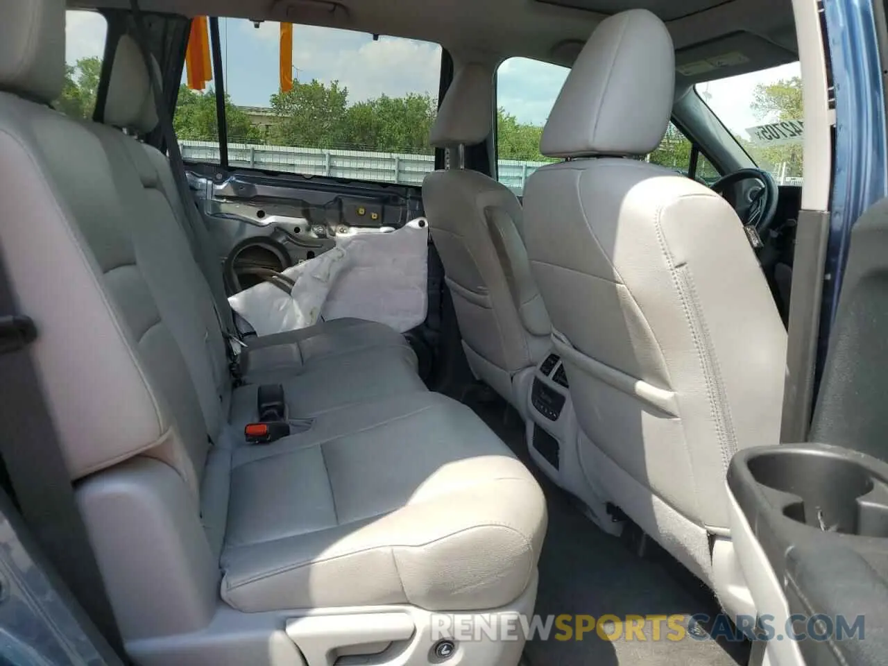11 Photograph of a damaged car 5FNYF6H56NB009475 HONDA PILOT 2022