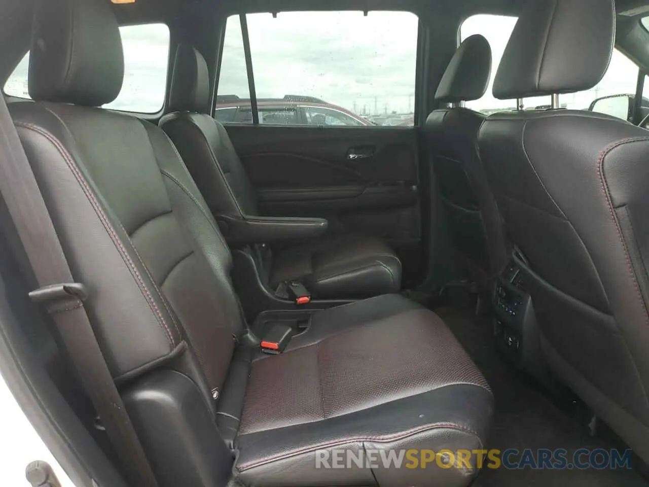11 Photograph of a damaged car 5FNYF6H75NB025300 HONDA PILOT 2022
