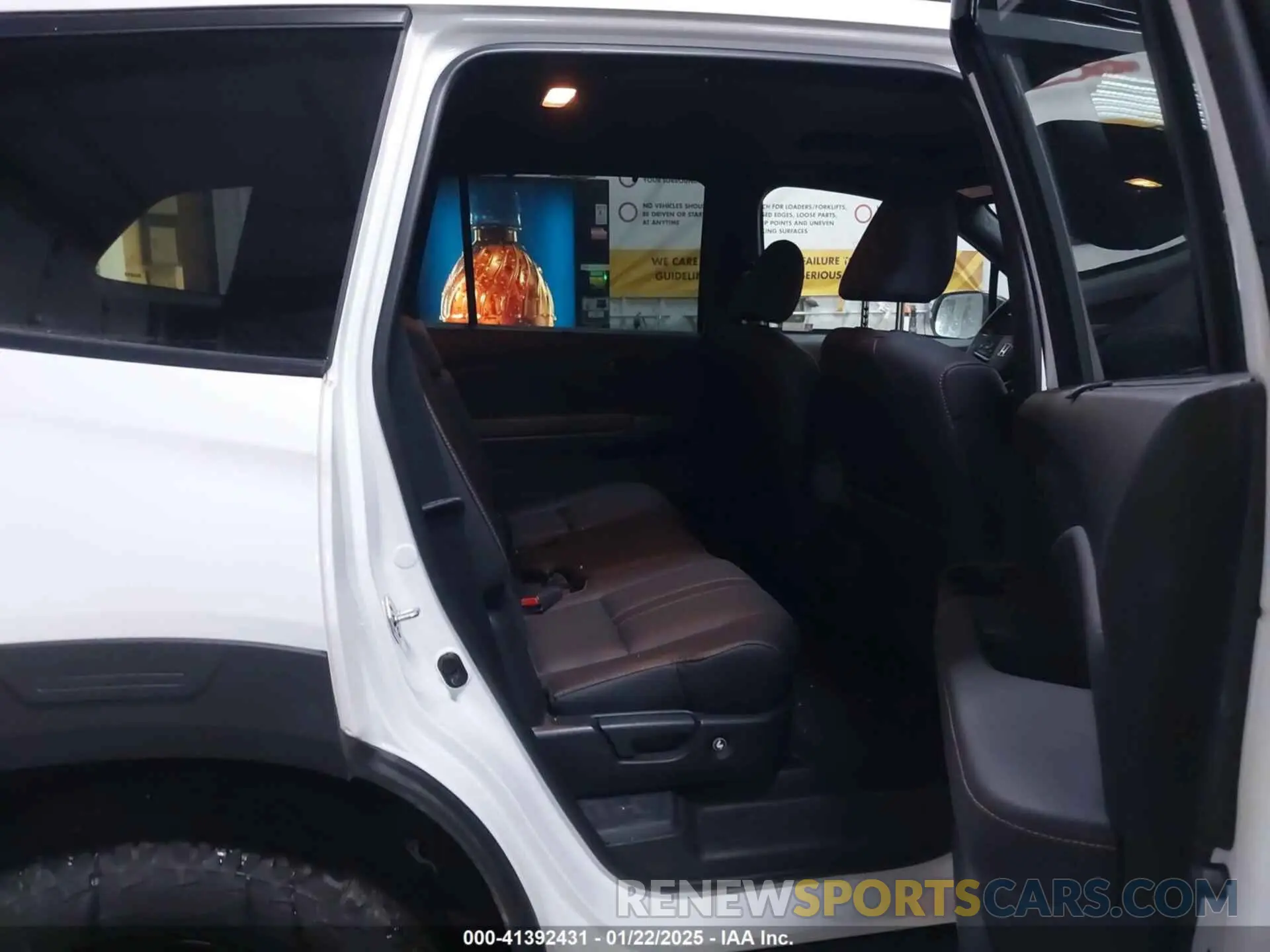 8 Photograph of a damaged car 5FNYF6H80NB081346 HONDA PILOT 2022
