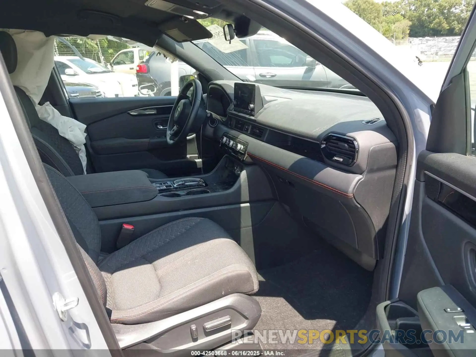 5 Photograph of a damaged car 5FNYG1H31PB052865 HONDA PILOT 2023
