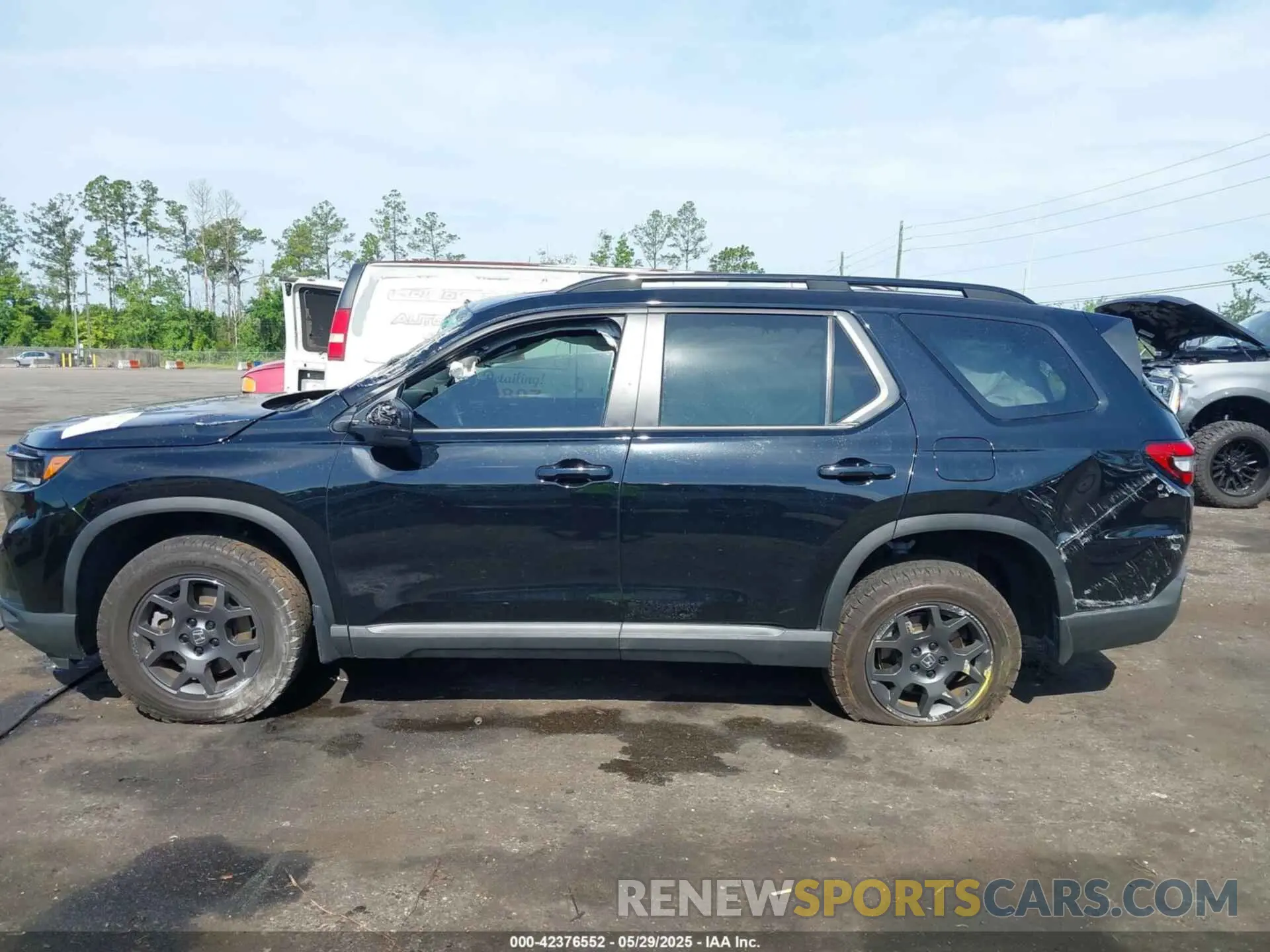 13 Photograph of a damaged car 5FNYG1H67PB042092 HONDA PILOT 2023