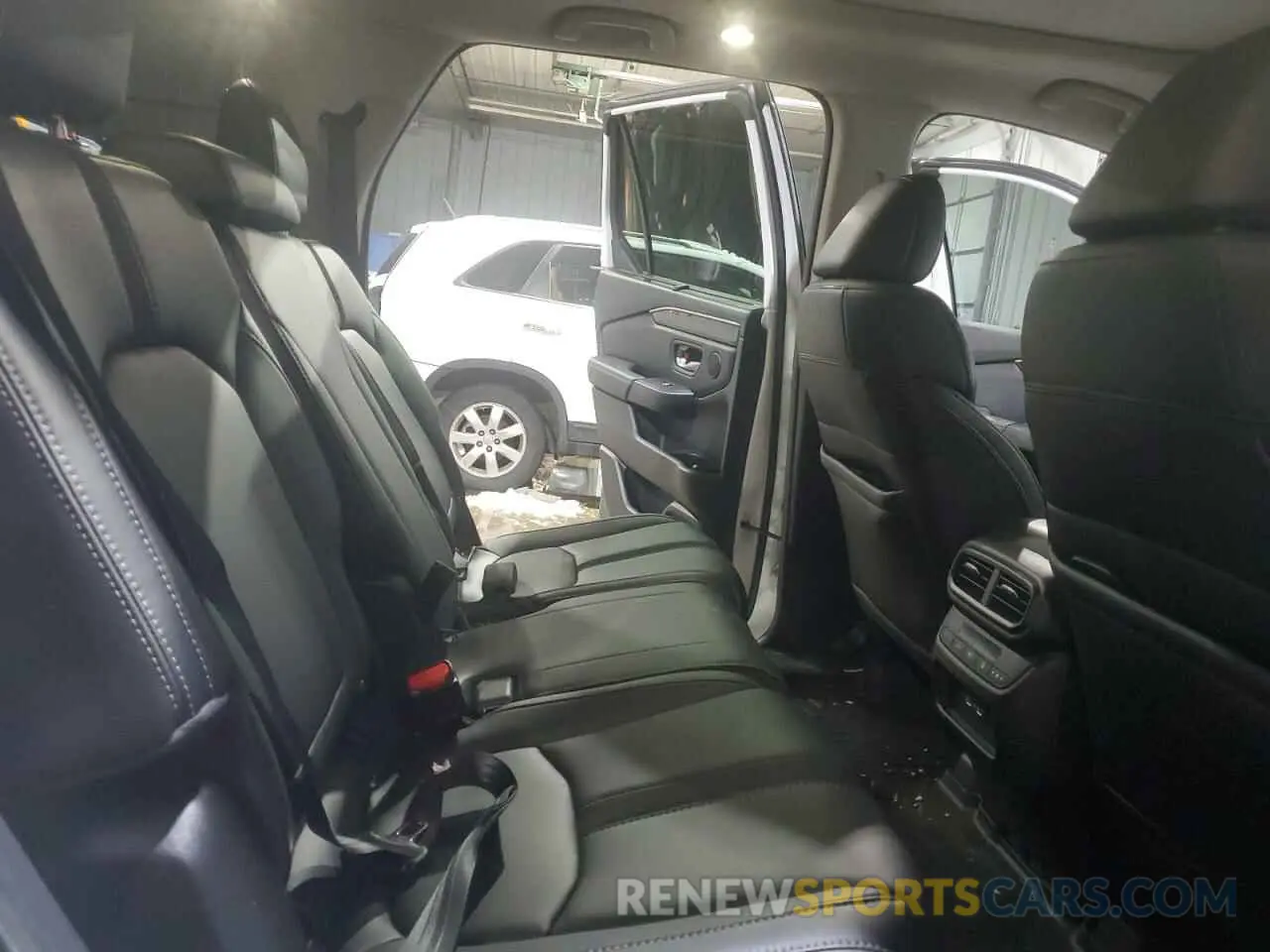 11 Photograph of a damaged car 5FNYG1H75PB013666 HONDA PILOT 2023