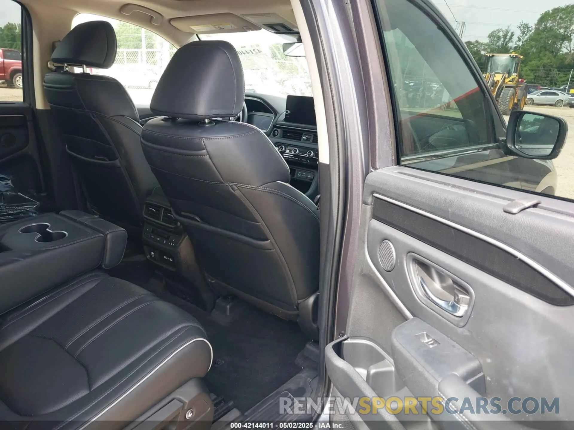 8 Photograph of a damaged car 5FNYG1H82PB010622 HONDA PILOT 2023