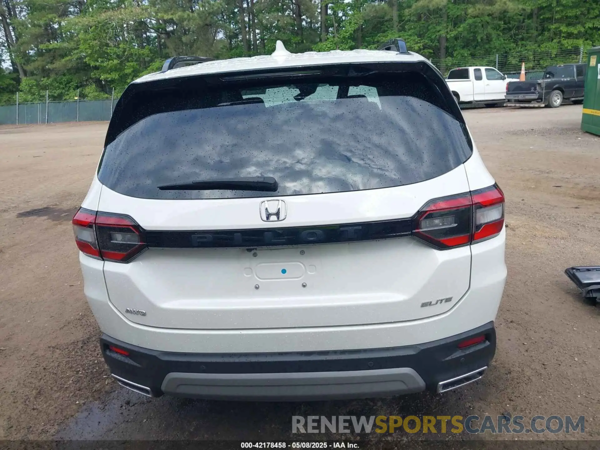 17 Photograph of a damaged car 5FNYG1H82PB037156 HONDA PILOT 2023