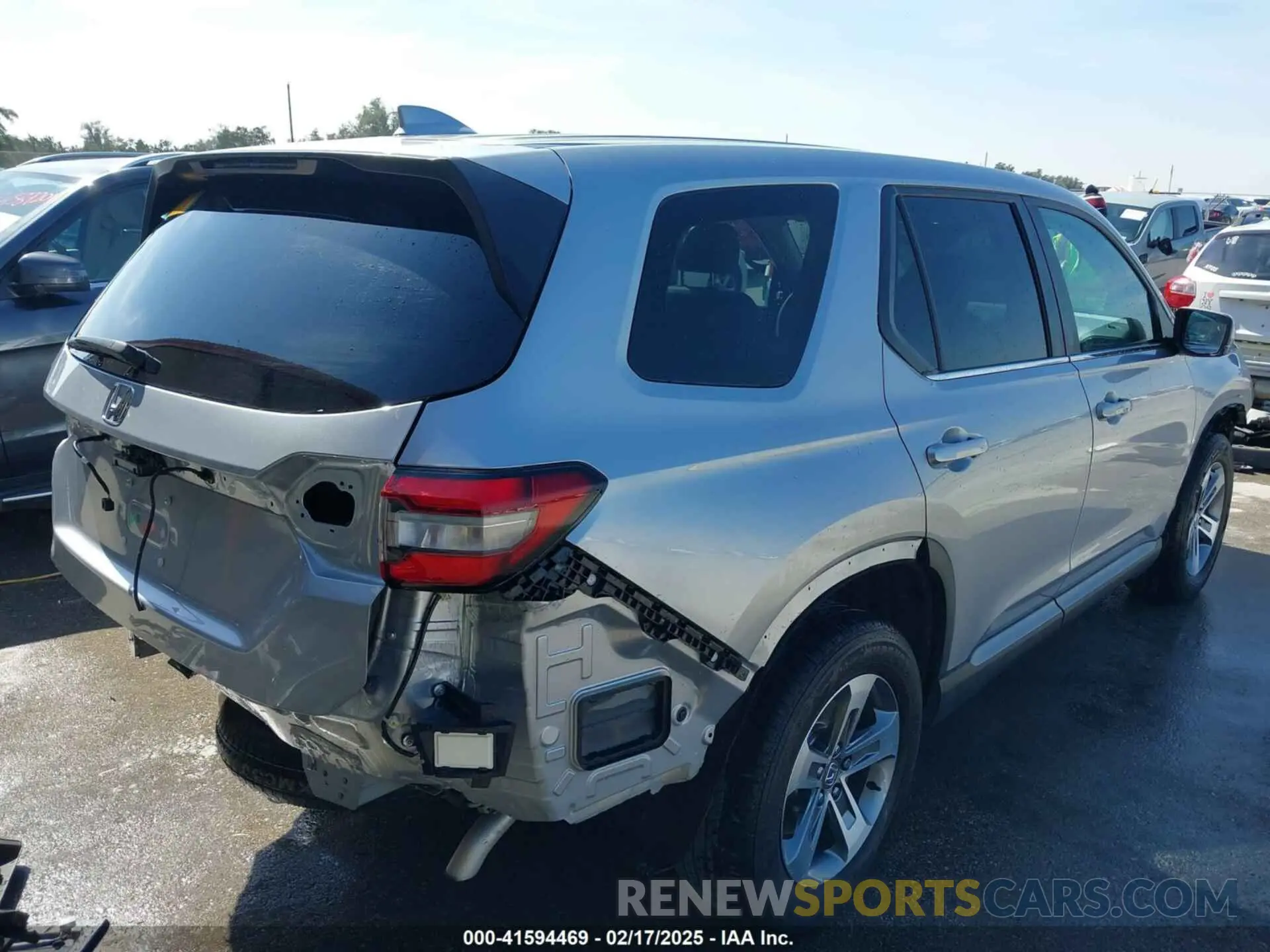 4 Photograph of a damaged car 5FNYG2H42PB001292 HONDA PILOT 2023