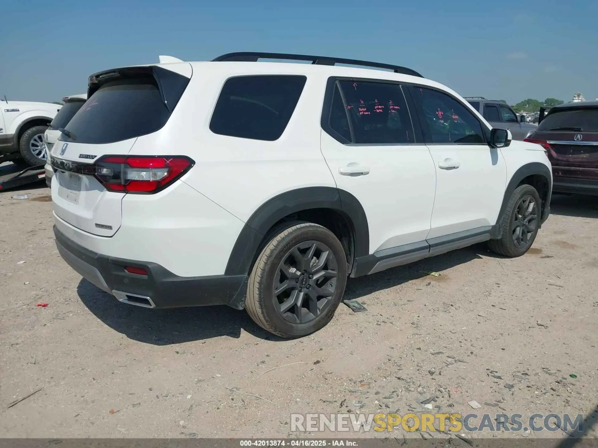 4 Photograph of a damaged car 5FNYG2H77PB013738 HONDA PILOT 2023