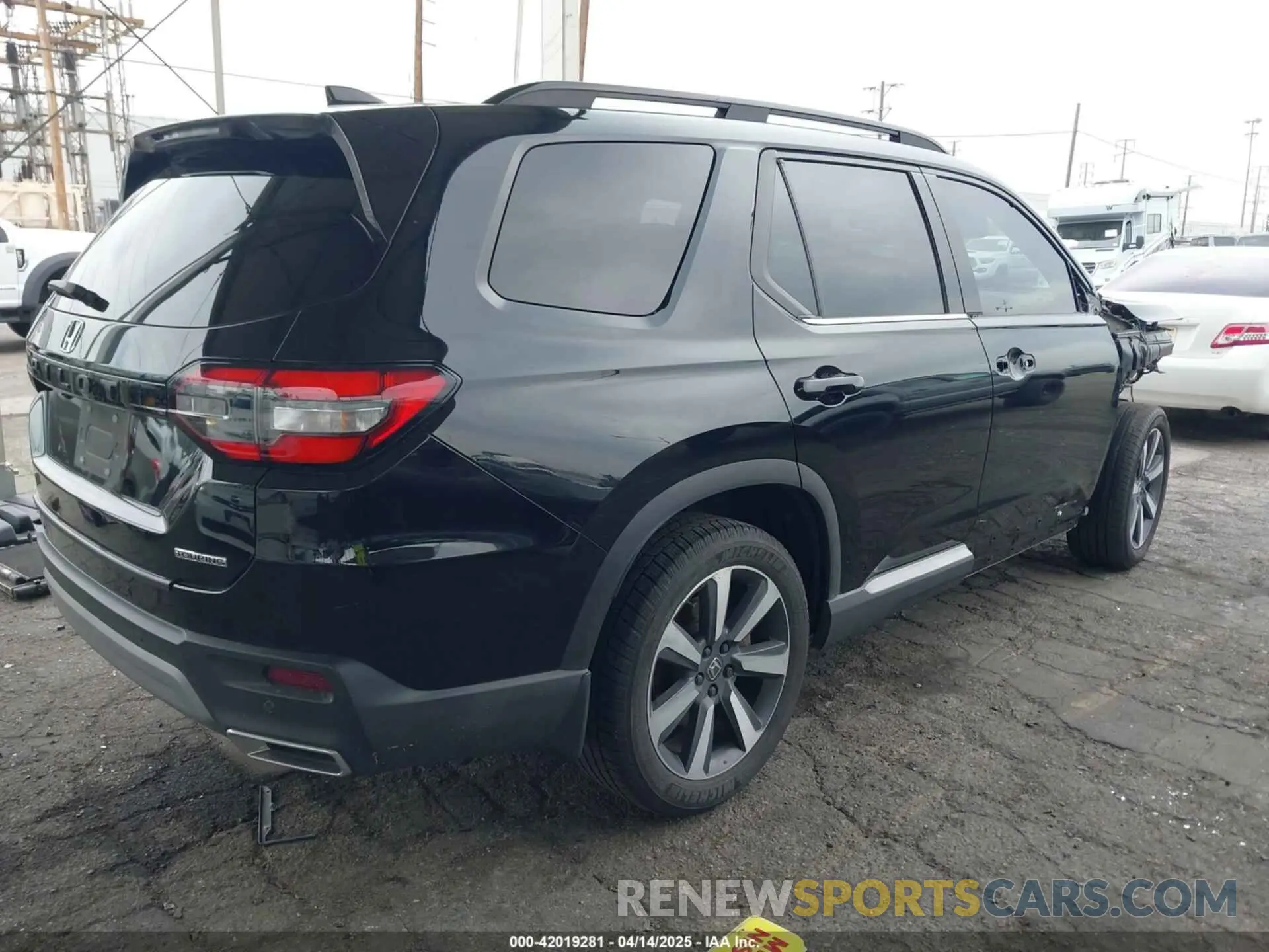 4 Photograph of a damaged car 5FNYG2H78PB006622 HONDA PILOT 2023