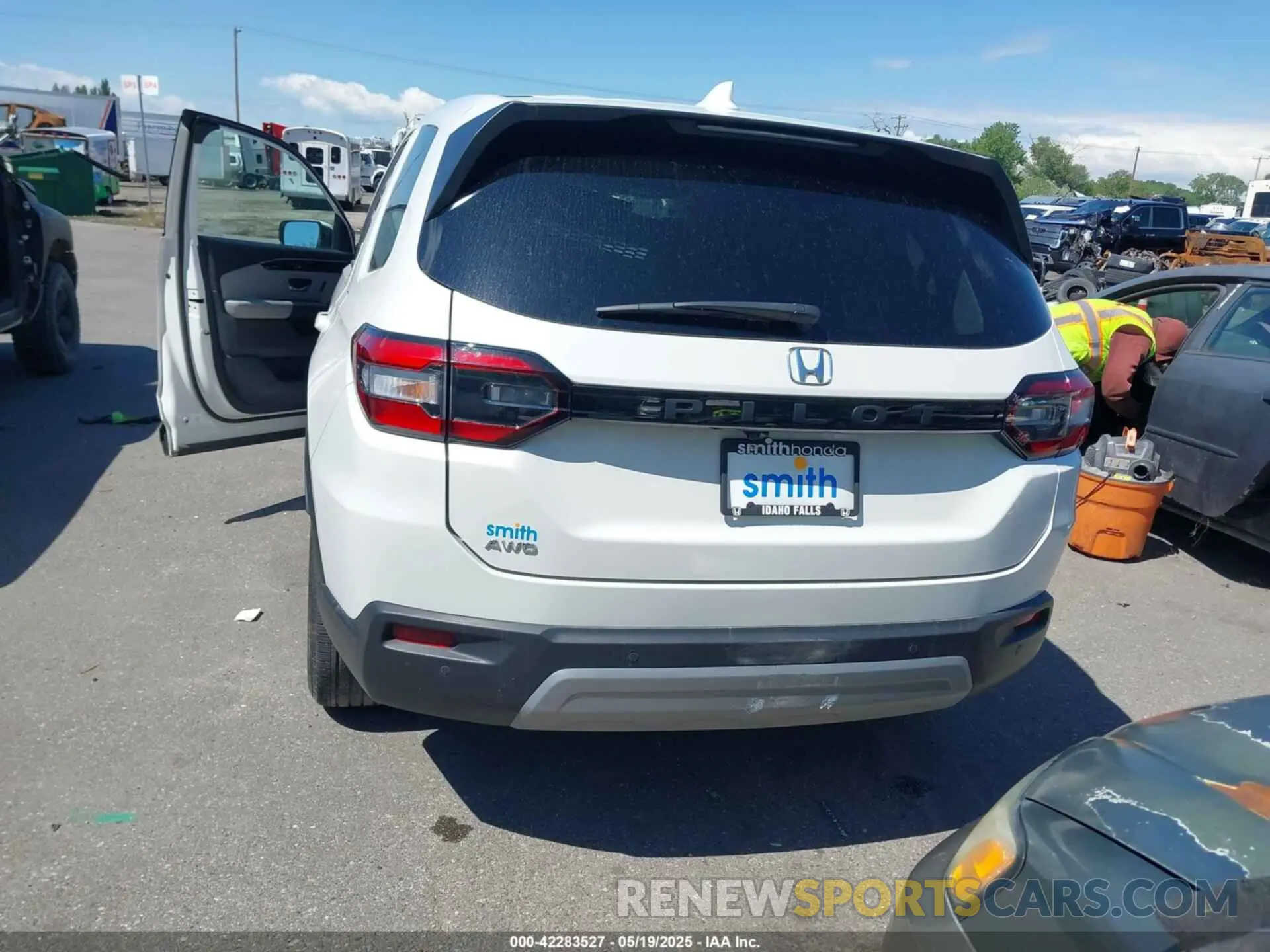 16 Photograph of a damaged car 5FNYG1H46RB014463 HONDA PILOT 2024