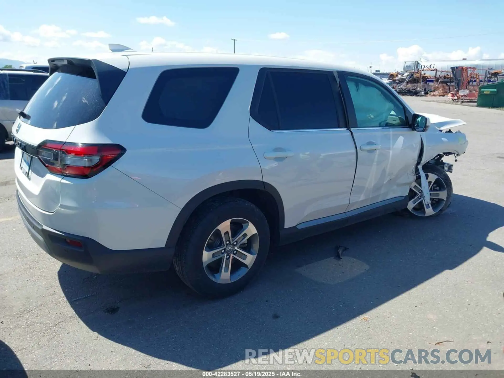 4 Photograph of a damaged car 5FNYG1H46RB014463 HONDA PILOT 2024