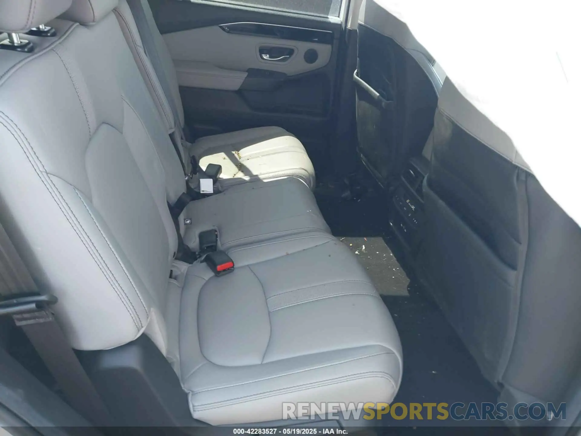 8 Photograph of a damaged car 5FNYG1H46RB014463 HONDA PILOT 2024