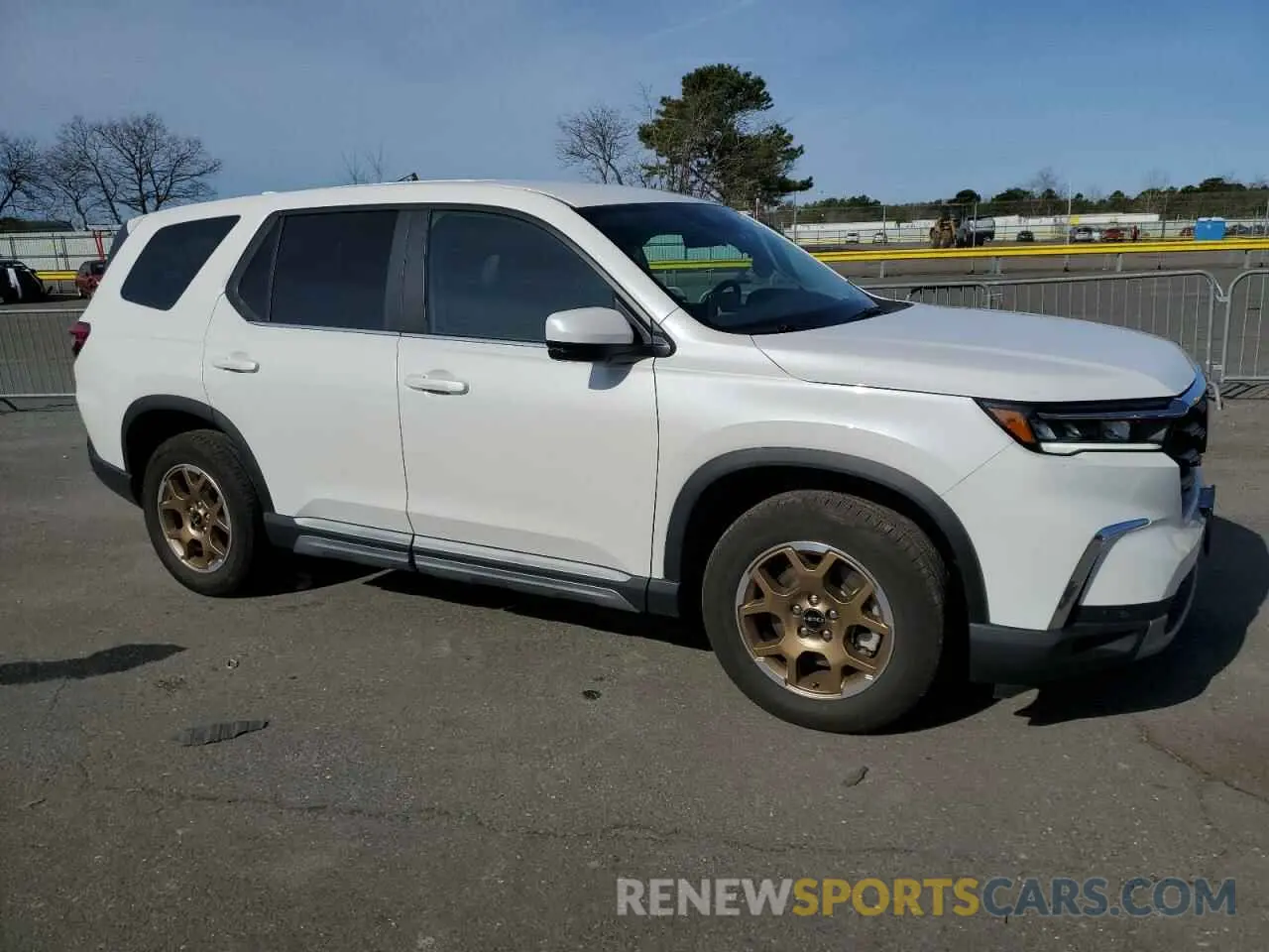 4 Photograph of a damaged car 5FNYG1H58RB003599 HONDA PILOT 2024