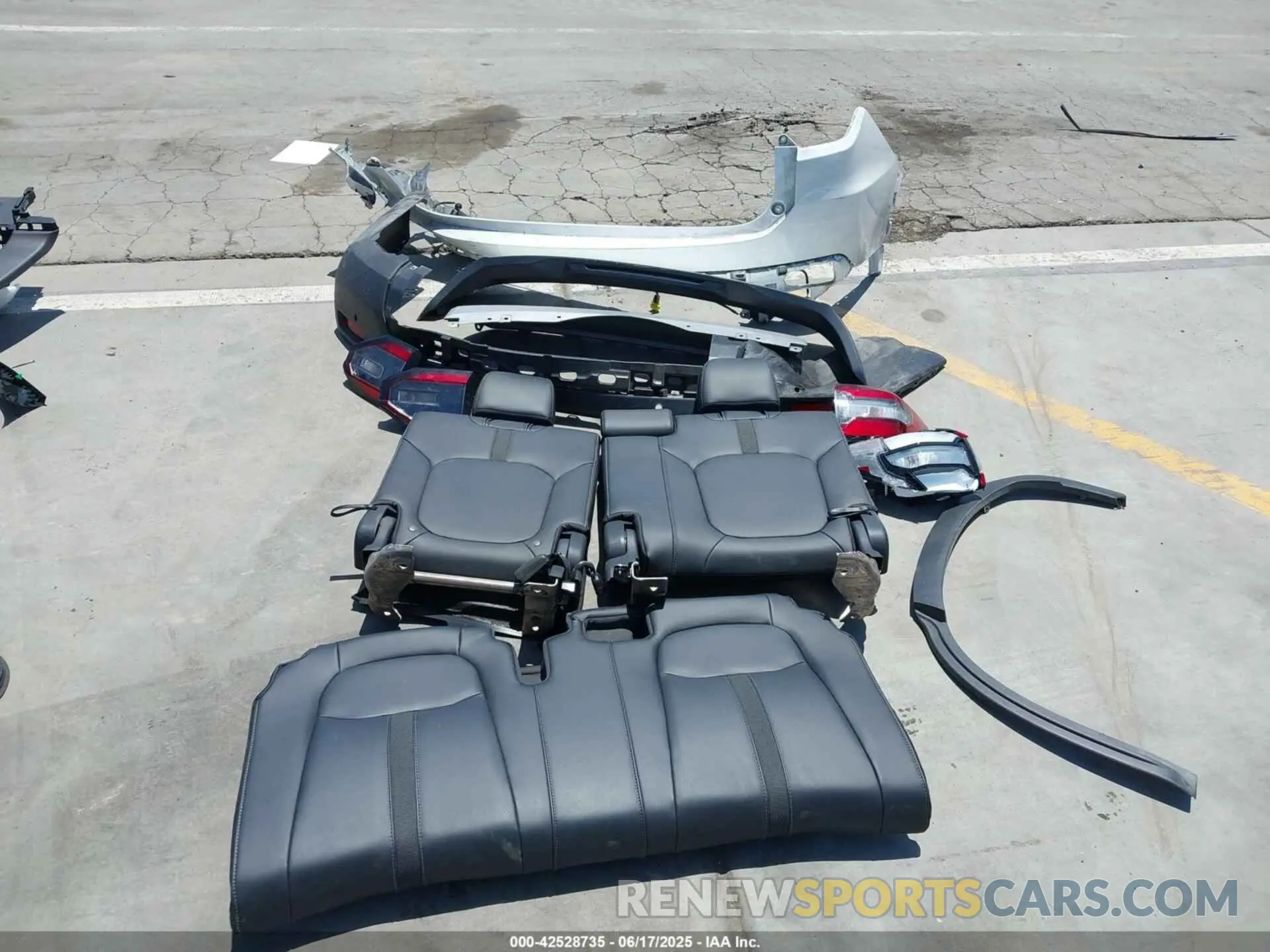 12 Photograph of a damaged car 5FNYG1H58RB009869 HONDA PILOT 2024