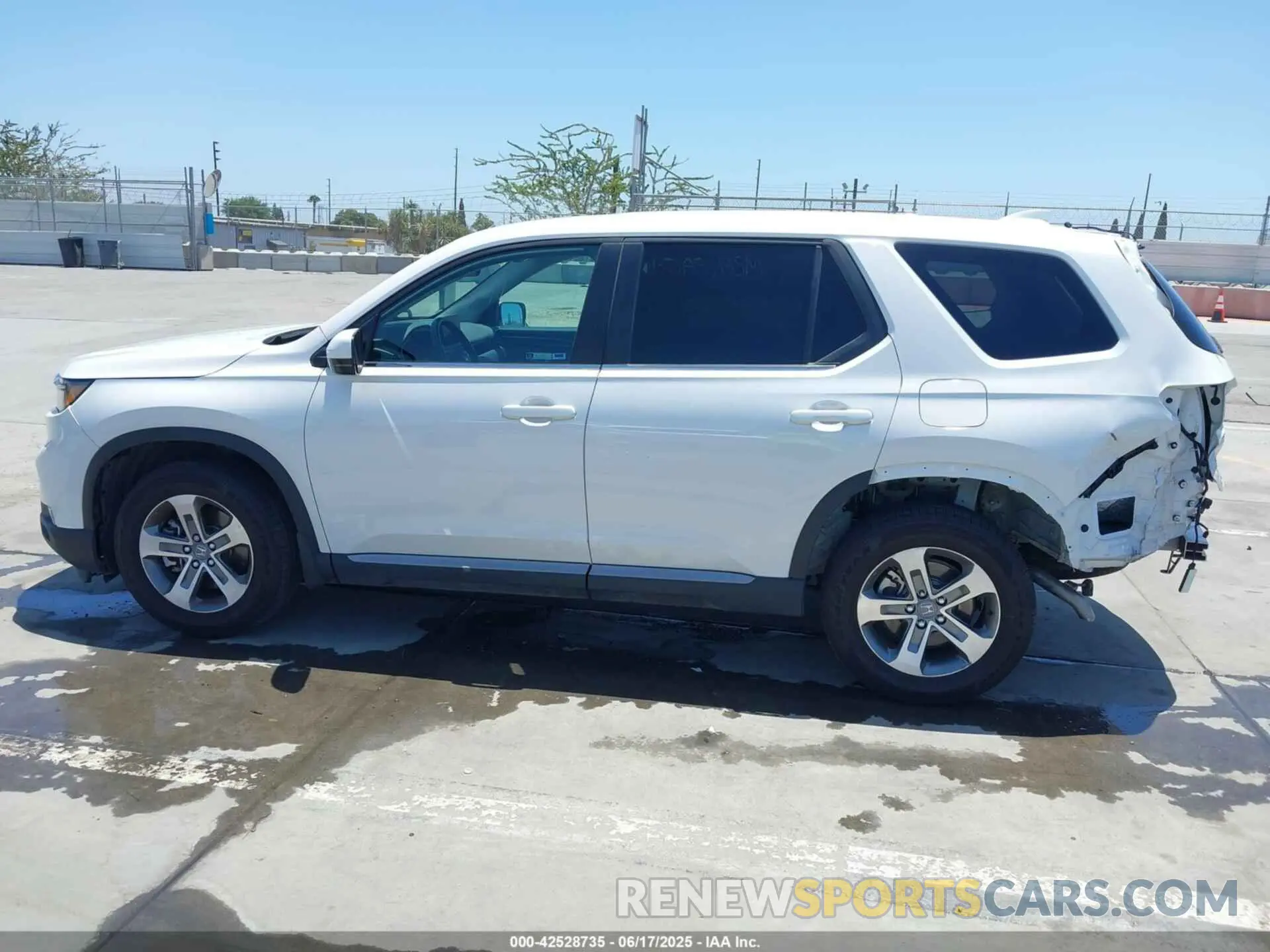 15 Photograph of a damaged car 5FNYG1H58RB009869 HONDA PILOT 2024