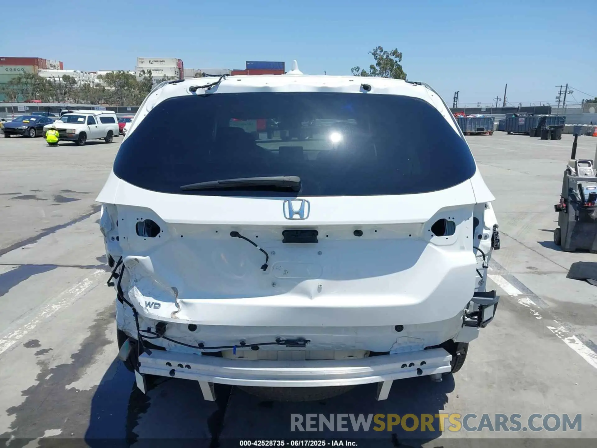 17 Photograph of a damaged car 5FNYG1H58RB009869 HONDA PILOT 2024