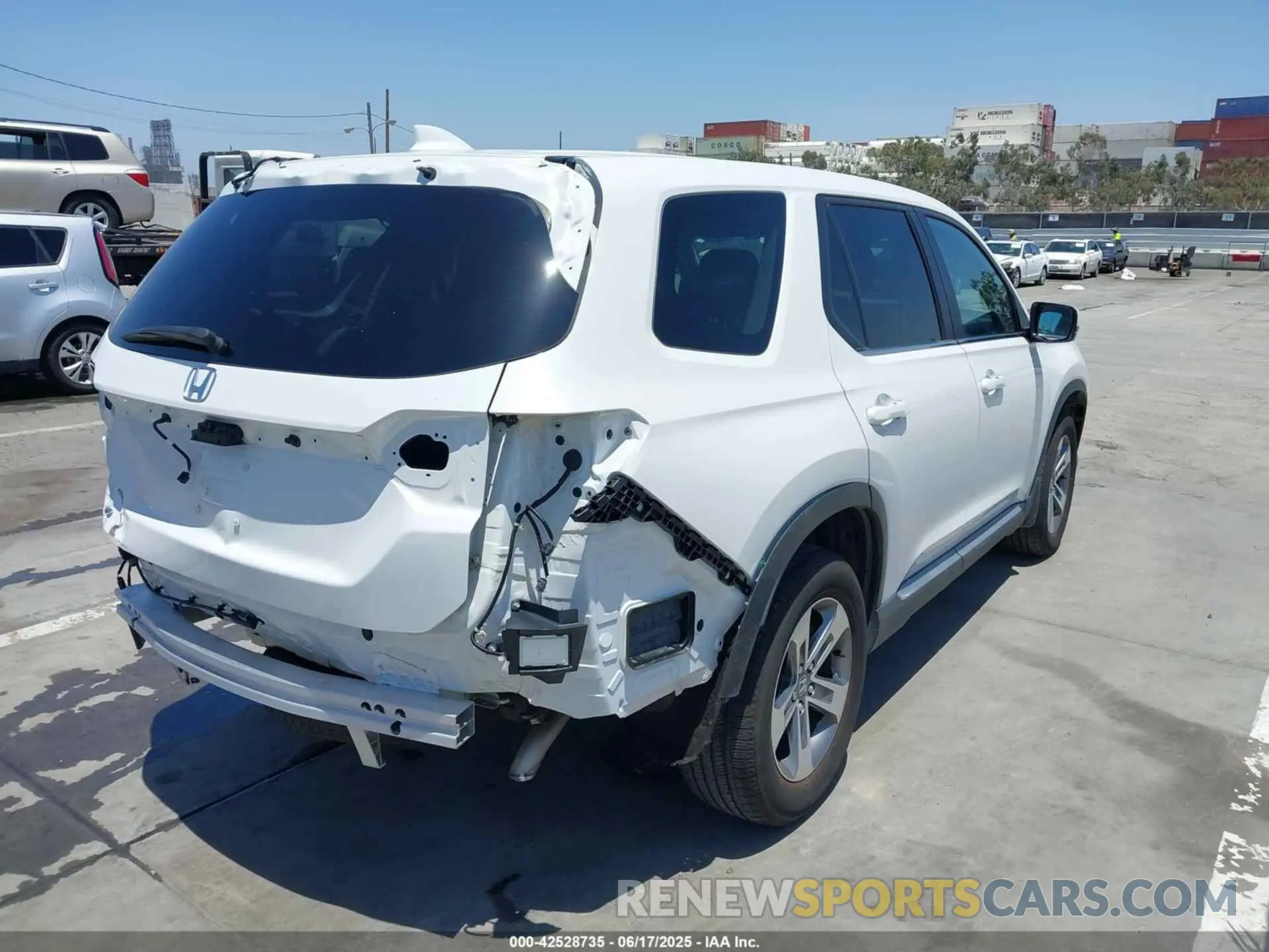 4 Photograph of a damaged car 5FNYG1H58RB009869 HONDA PILOT 2024