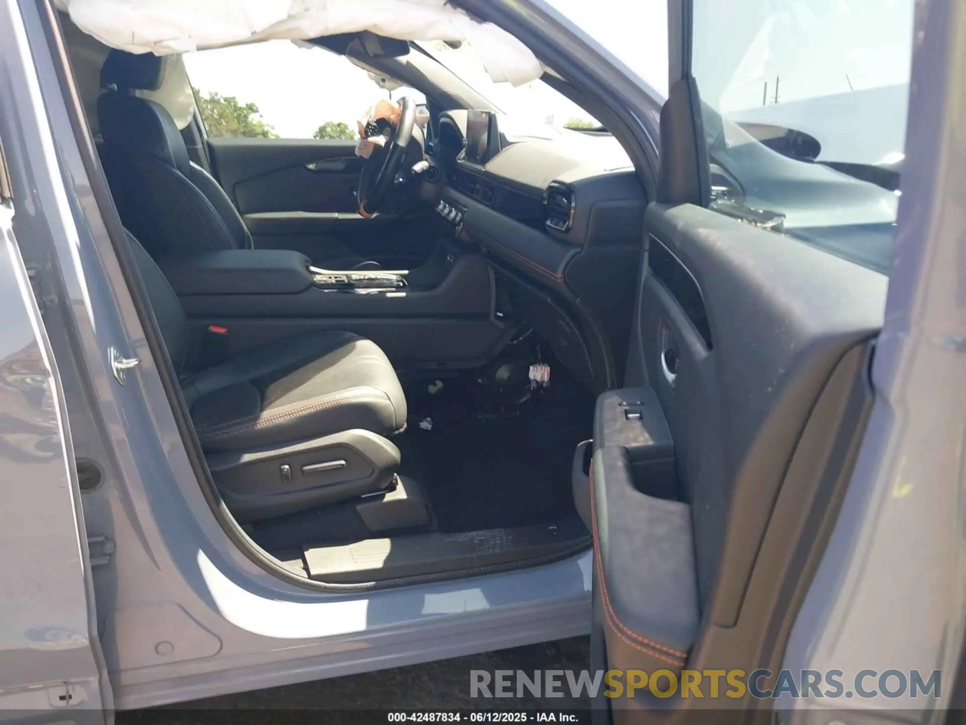 5 Photograph of a damaged car 5FNYG1H65RB046550 HONDA PILOT 2024