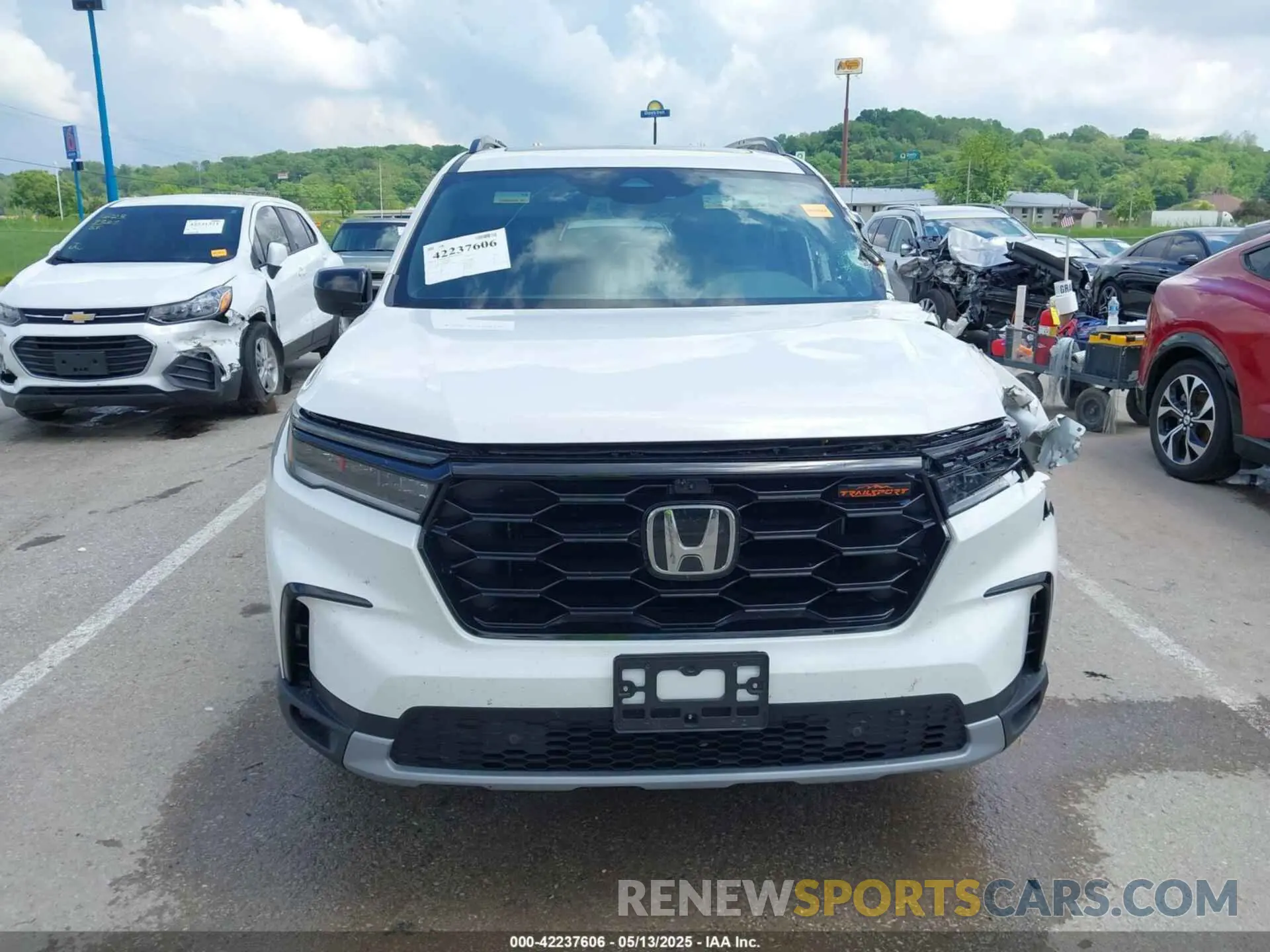 12 Photograph of a damaged car 5FNYG1H6XRB004763 HONDA PILOT 2024