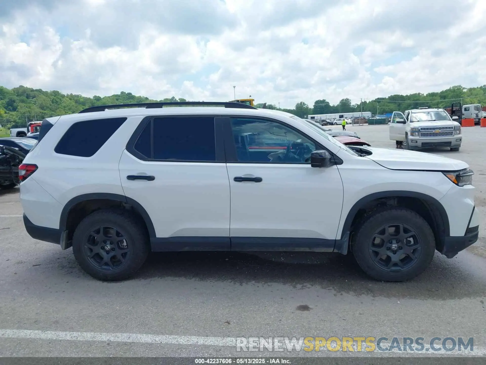 13 Photograph of a damaged car 5FNYG1H6XRB004763 HONDA PILOT 2024