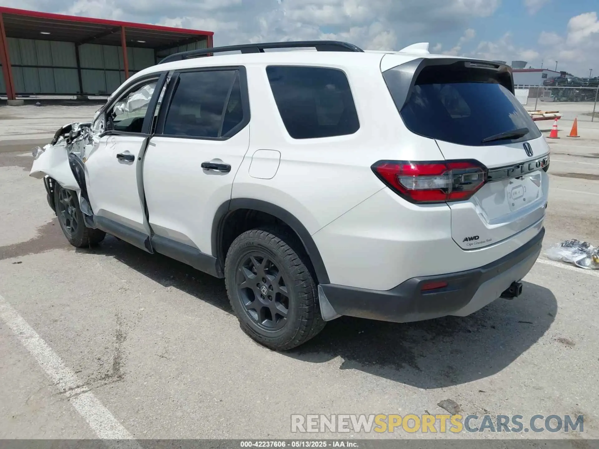 3 Photograph of a damaged car 5FNYG1H6XRB004763 HONDA PILOT 2024