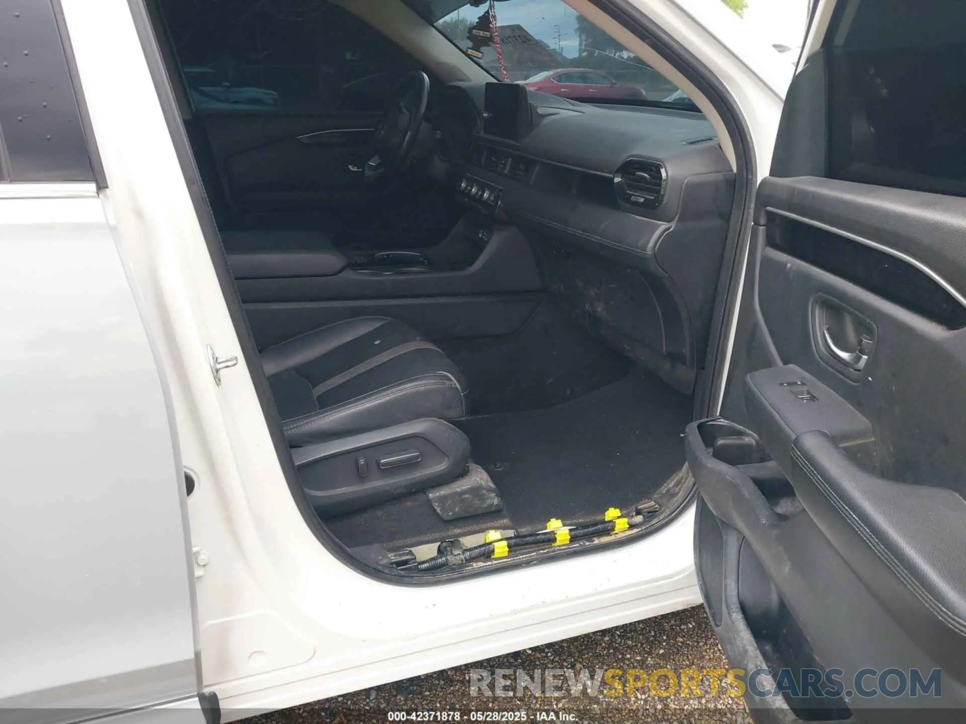 5 Photograph of a damaged car 5FNYG1H71RB005034 HONDA PILOT 2024