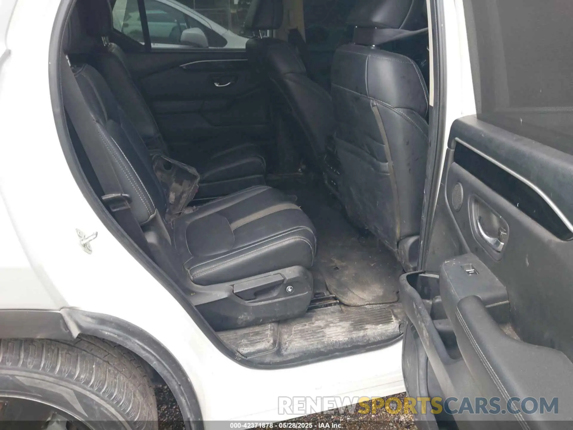 8 Photograph of a damaged car 5FNYG1H71RB005034 HONDA PILOT 2024