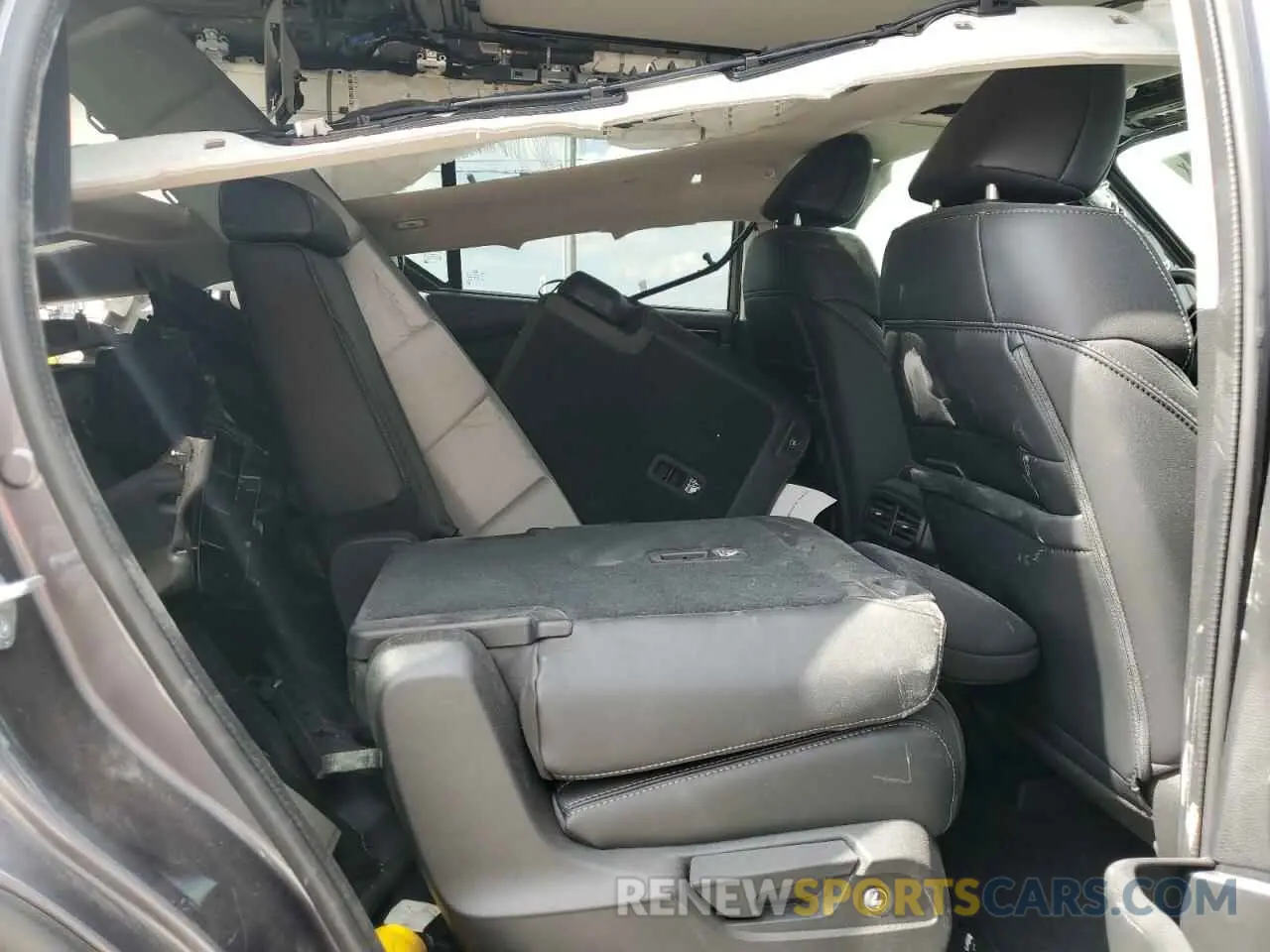11 Photograph of a damaged car 5FNYG1H71RB036980 HONDA PILOT 2024