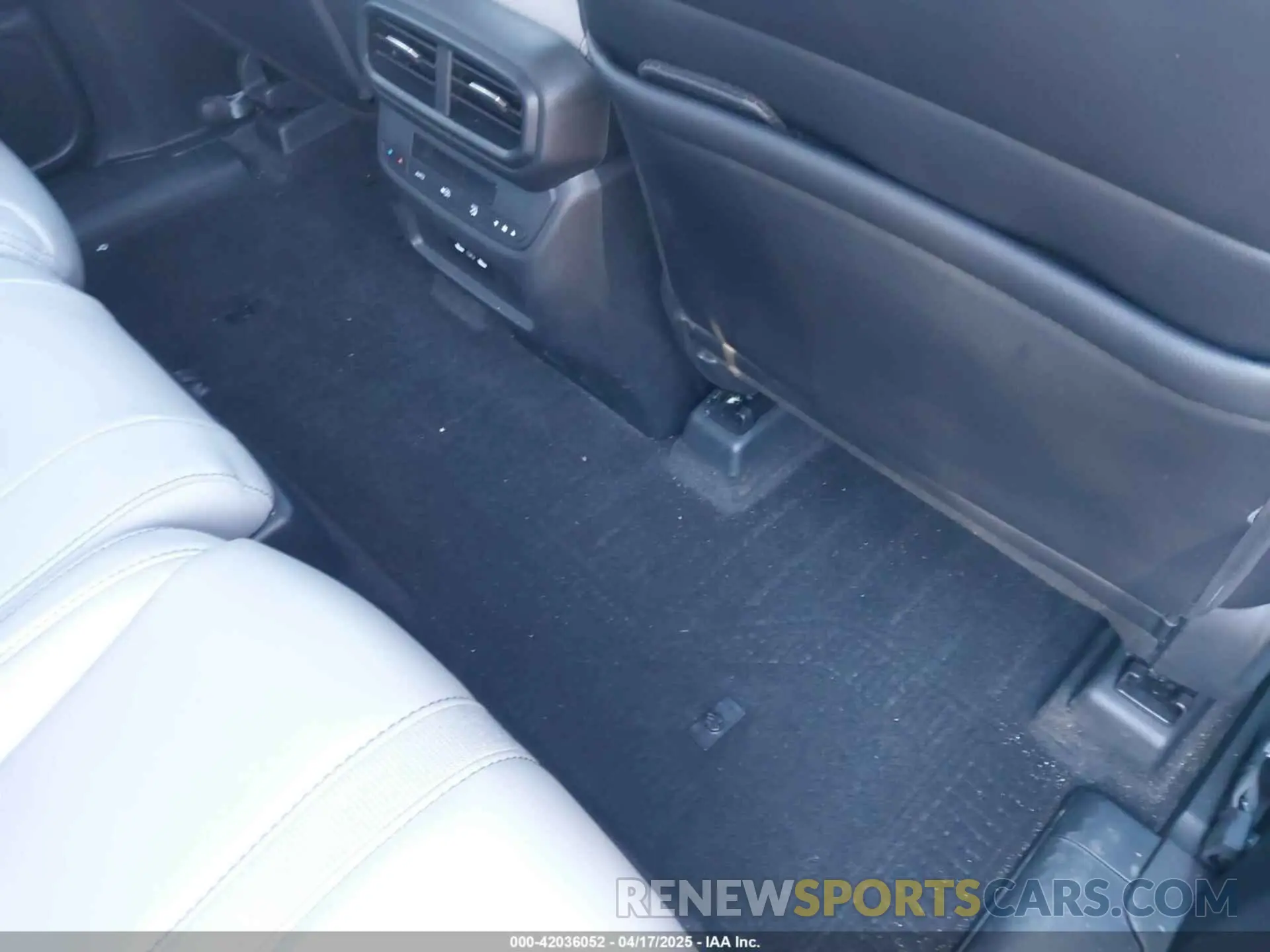 8 Photograph of a damaged car 5FNYG1H75RB014366 HONDA PILOT 2024