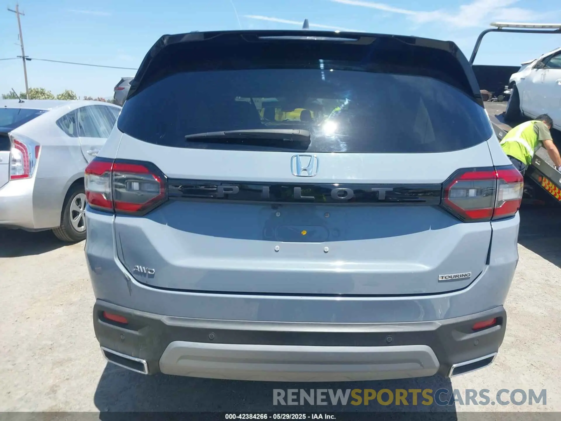 17 Photograph of a damaged car 5FNYG1H78RB039729 HONDA PILOT 2024