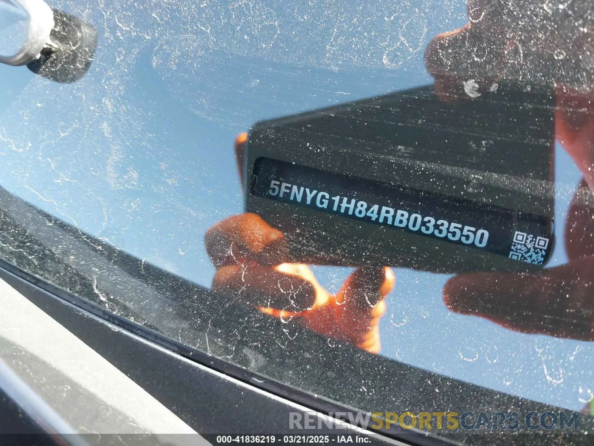 17 Photograph of a damaged car 5FNYG1H84RB033550 HONDA PILOT 2024