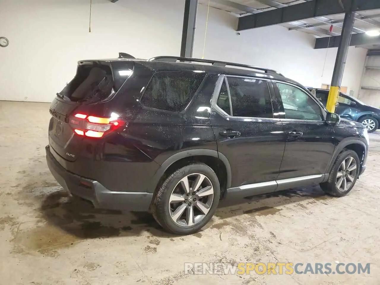 3 Photograph of a damaged car 5FNYG1H8XRB045993 HONDA PILOT 2024