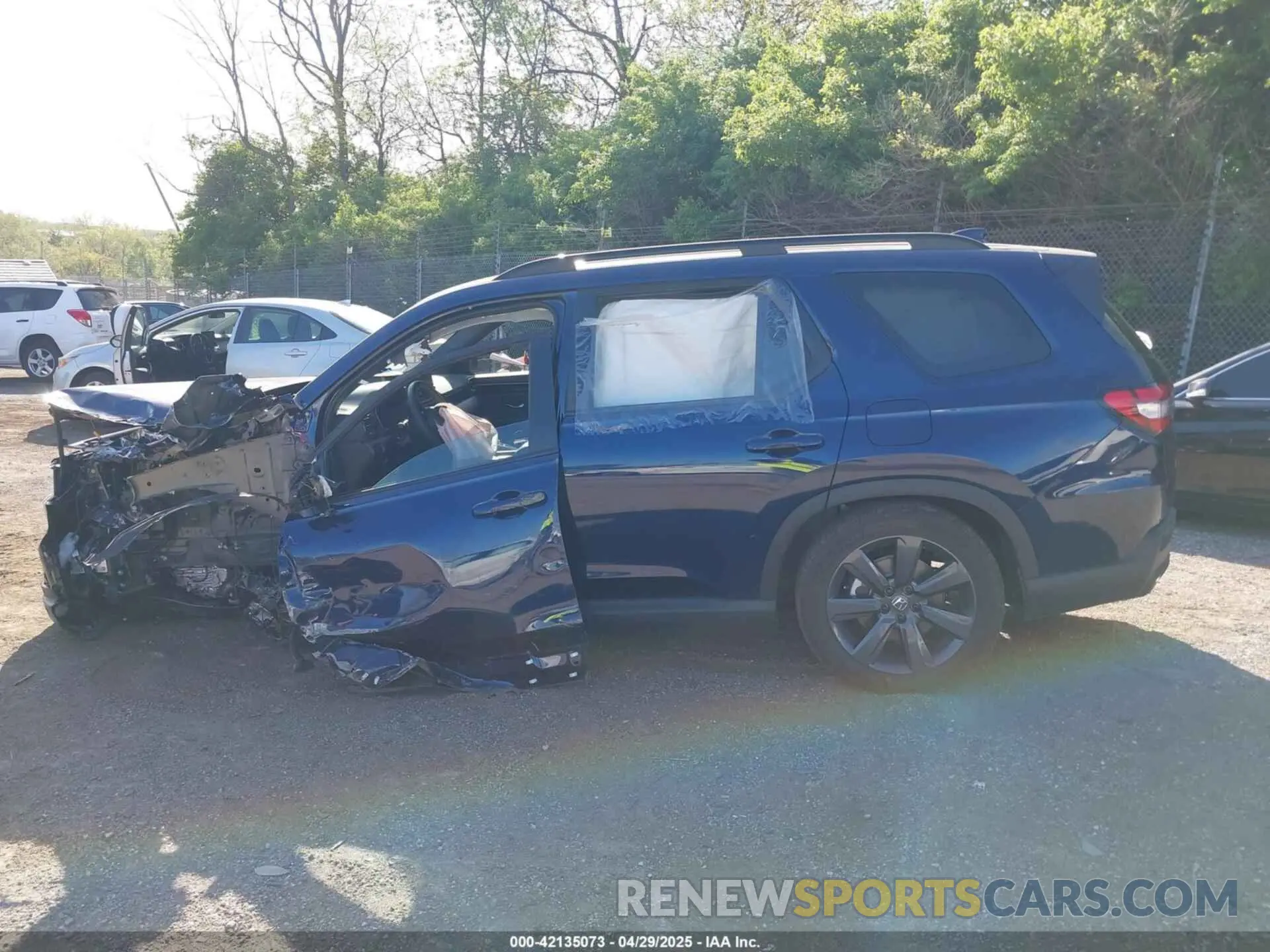 15 Photograph of a damaged car 5FNYG1H30SB100980 HONDA PILOT 2025