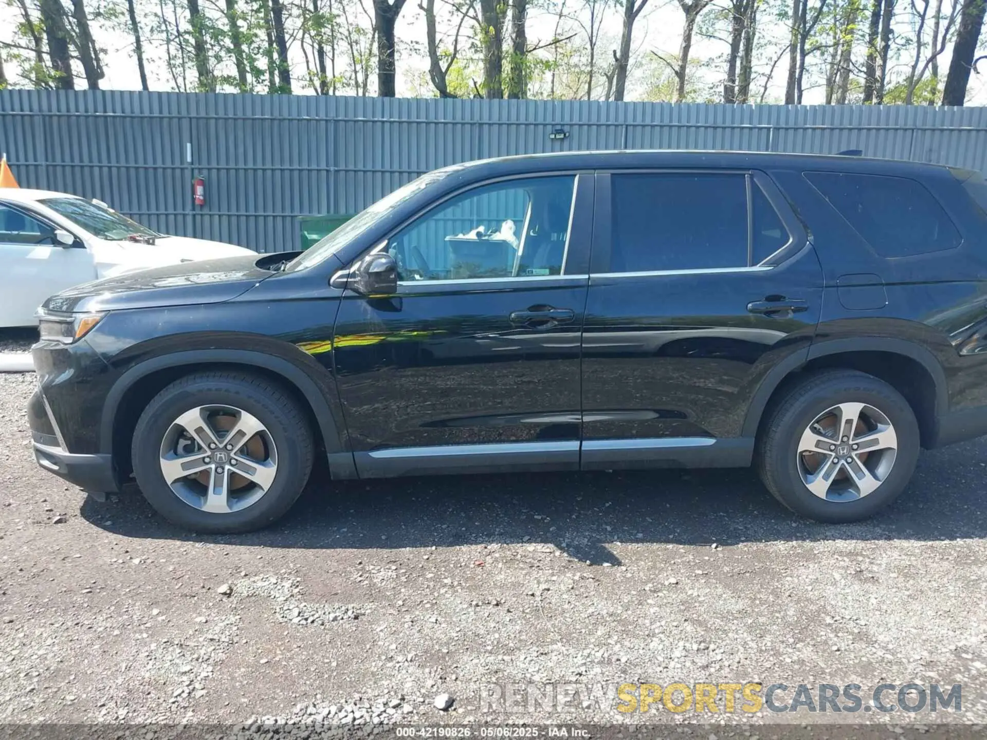 14 Photograph of a damaged car 5FNYG1H43SB004785 HONDA PILOT 2025