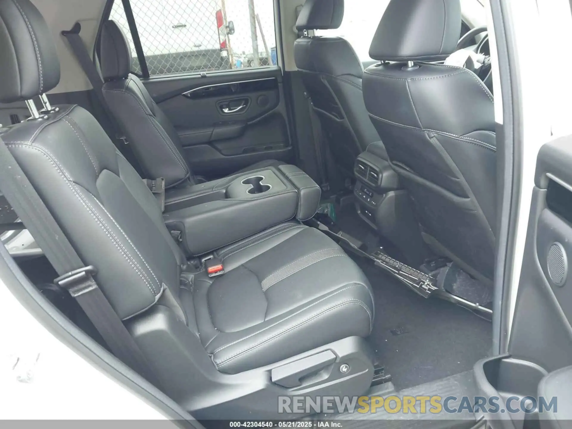 8 Photograph of a damaged car 5FNYG1H46SB029101 HONDA PILOT 2025