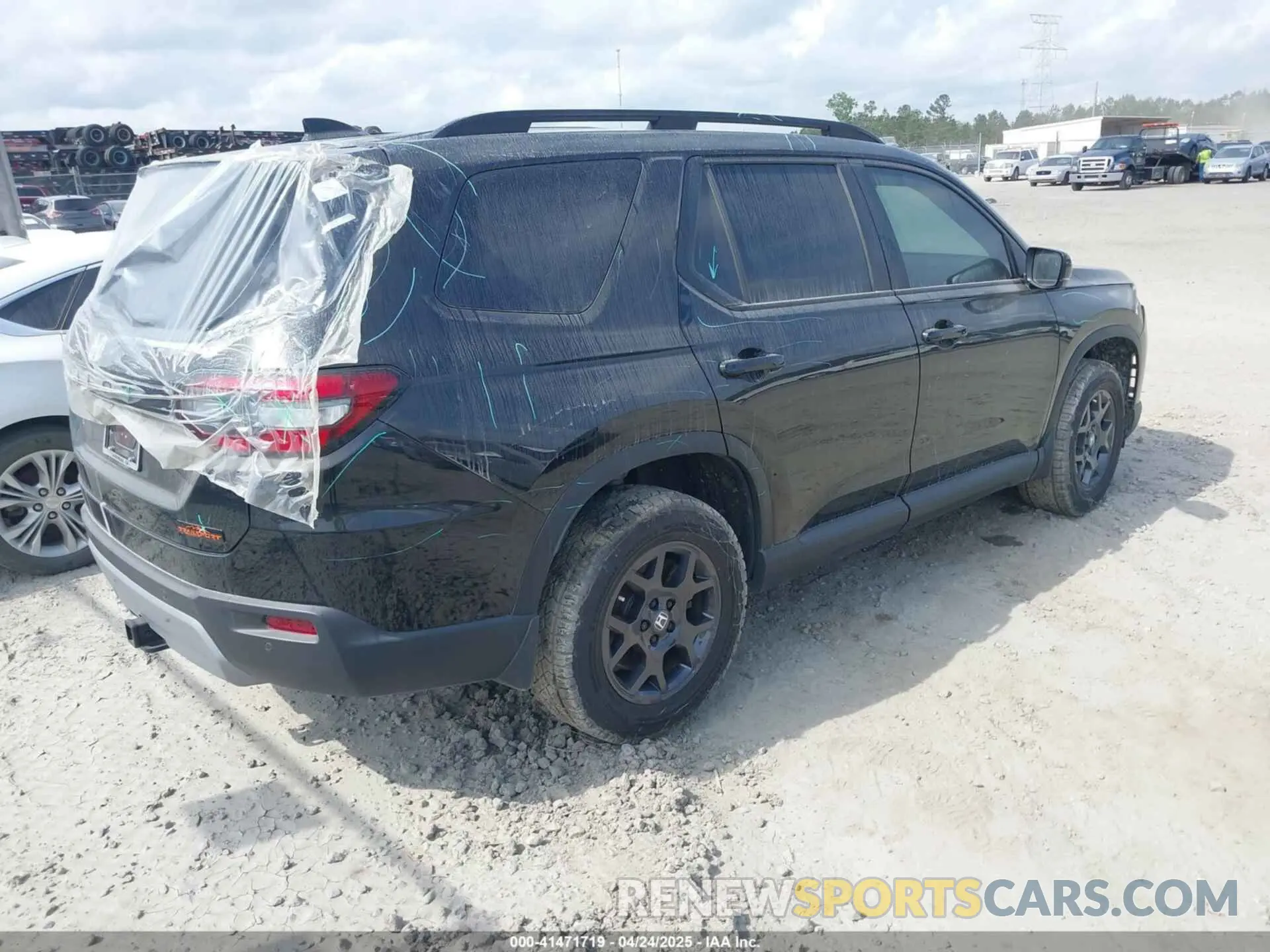 4 Photograph of a damaged car 5FNYG1H61SB026477 HONDA PILOT 2025