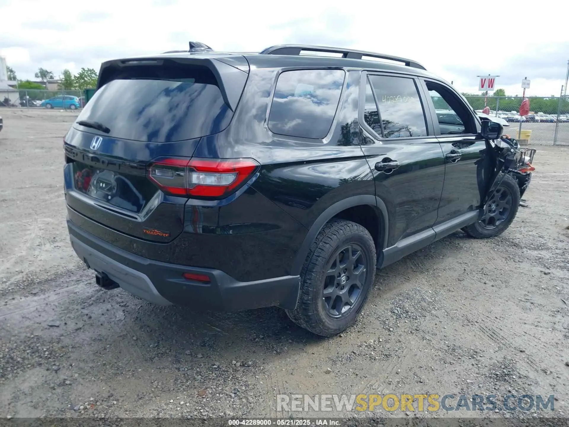 4 Photograph of a damaged car 5FNYG1H64SB022665 HONDA PILOT 2025