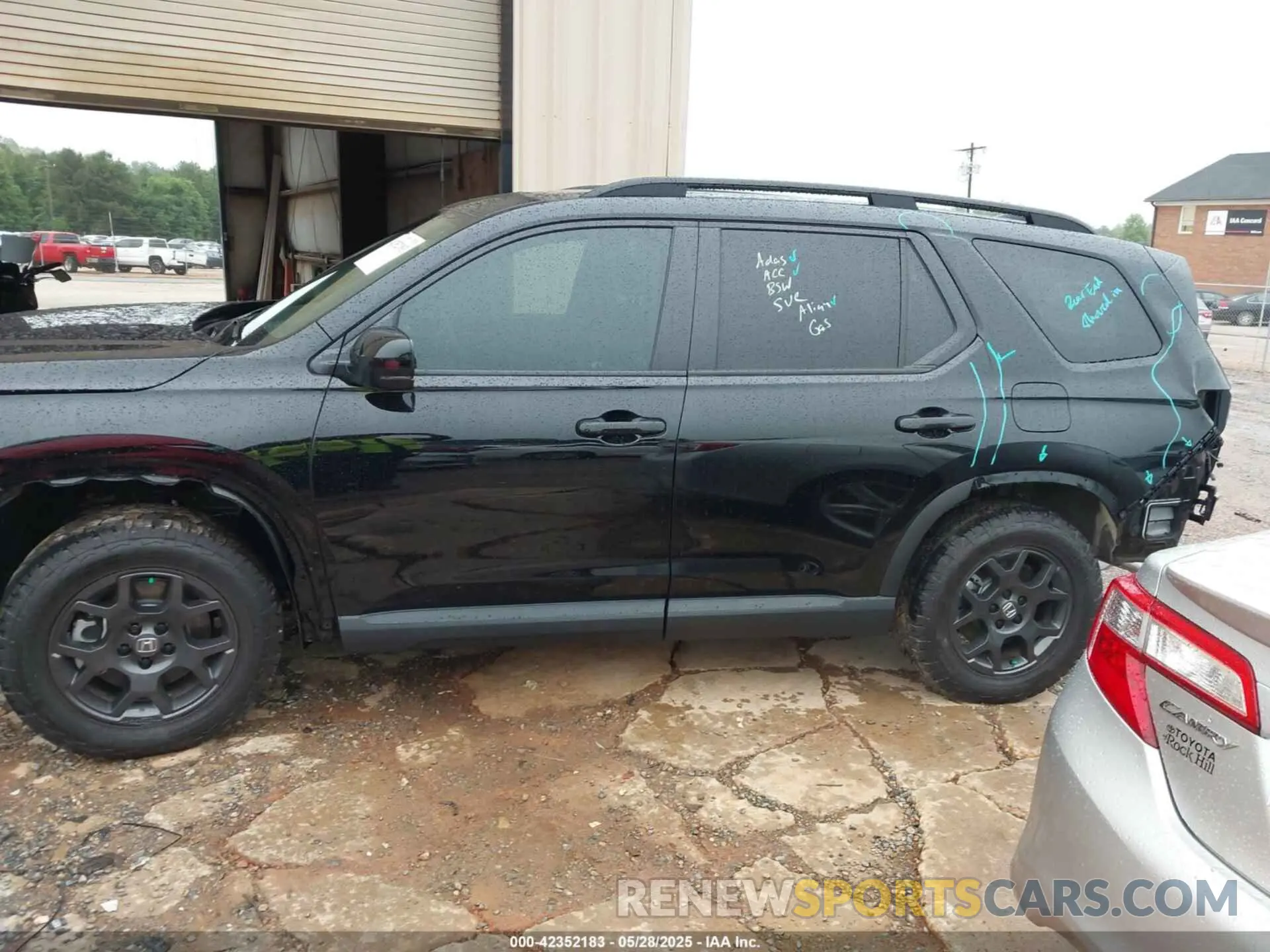 15 Photograph of a damaged car 5FNYG1H66SB082138 HONDA PILOT 2025