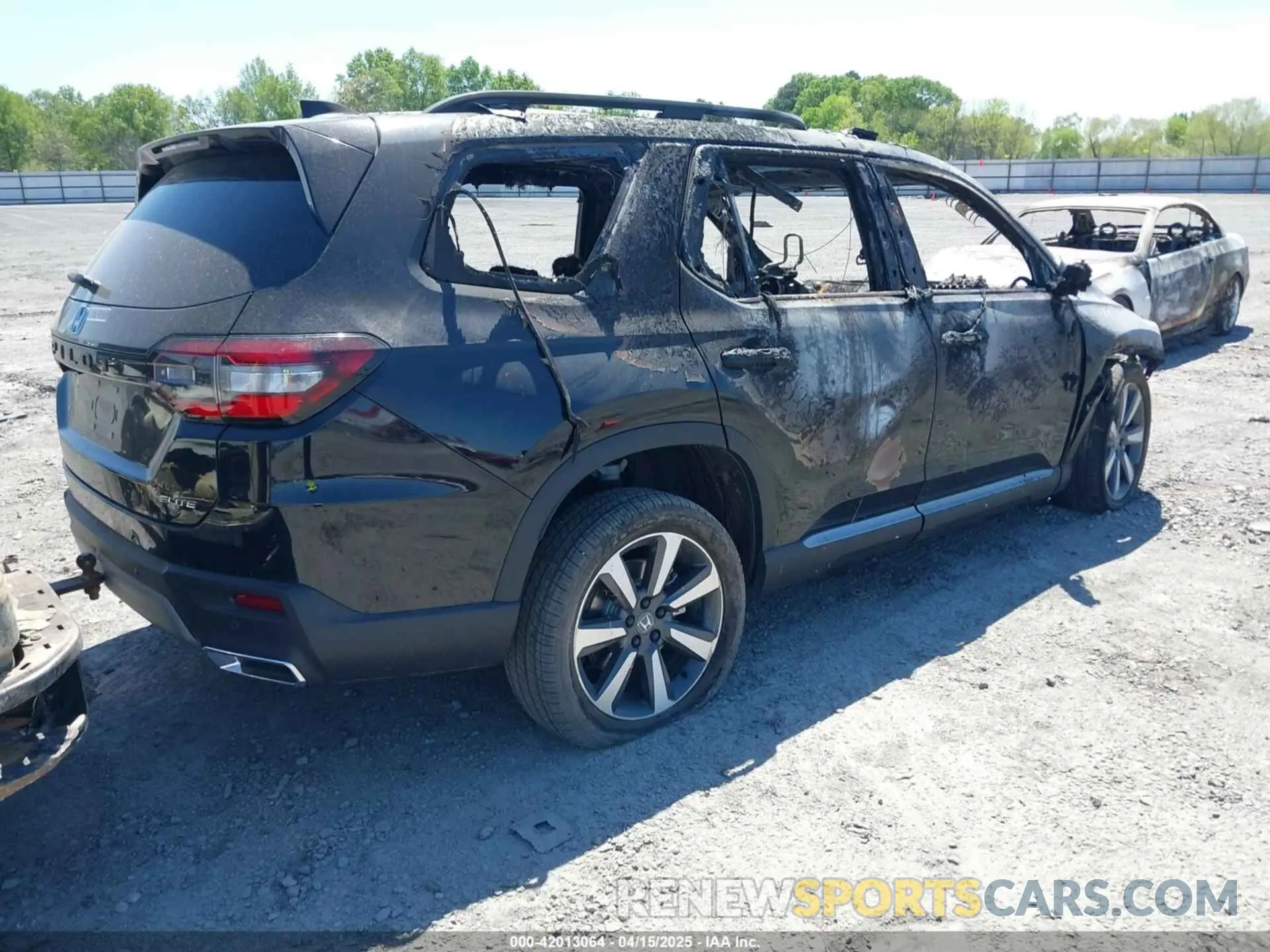 4 Photograph of a damaged car 5FNYG1H83SB115520 HONDA PILOT 2025