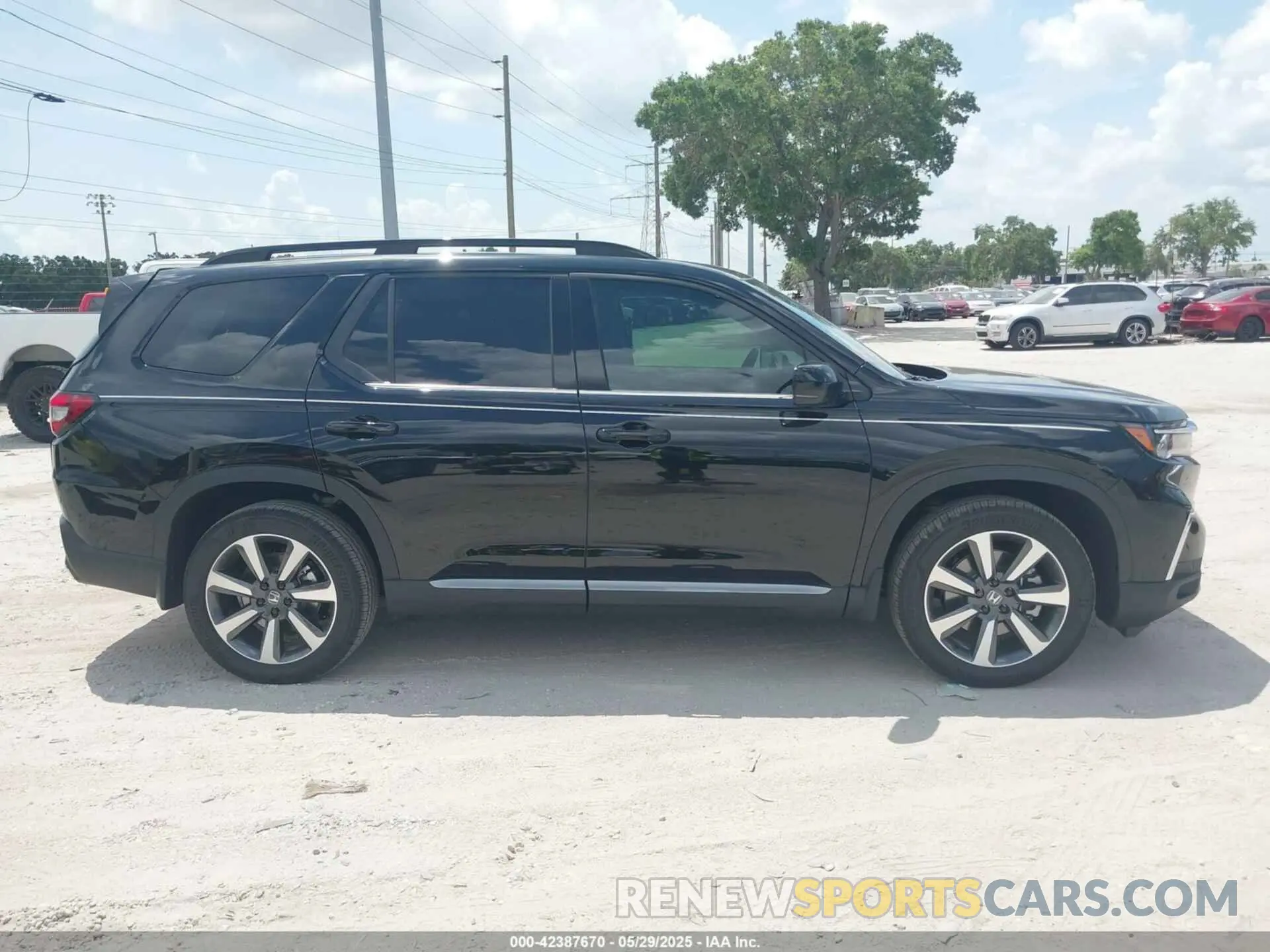 13 Photograph of a damaged car 5FNYG1H84SB118474 HONDA PILOT 2025