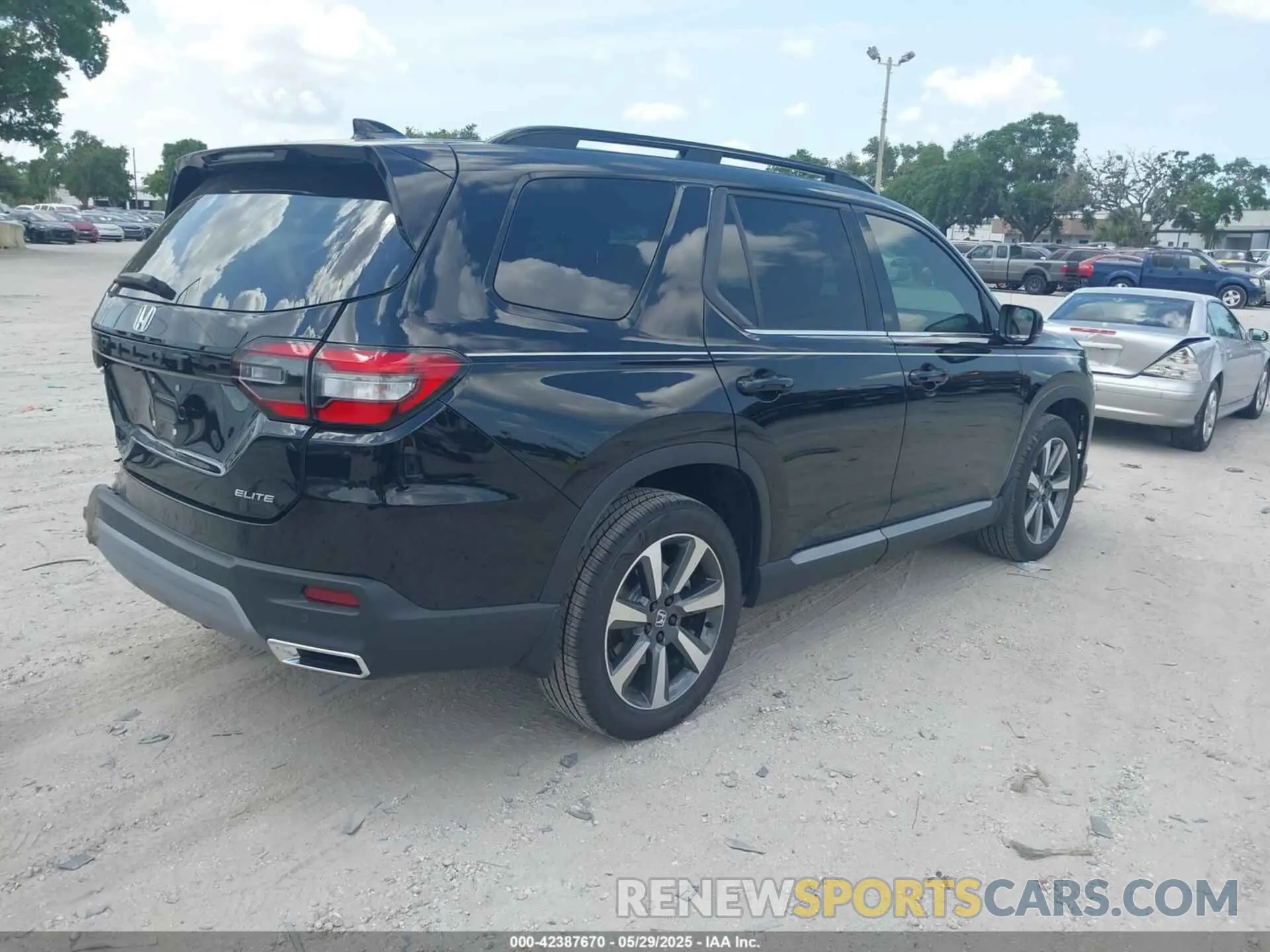 4 Photograph of a damaged car 5FNYG1H84SB118474 HONDA PILOT 2025