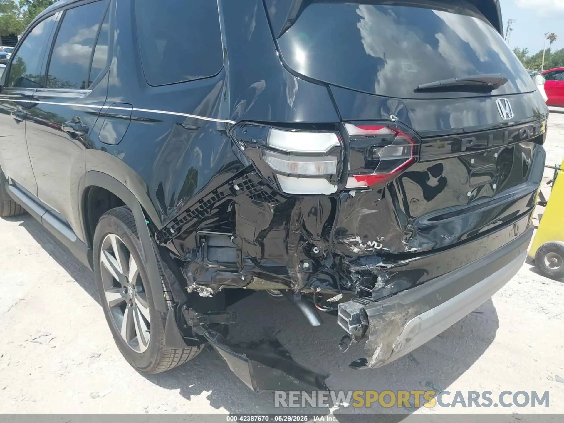 6 Photograph of a damaged car 5FNYG1H84SB118474 HONDA PILOT 2025