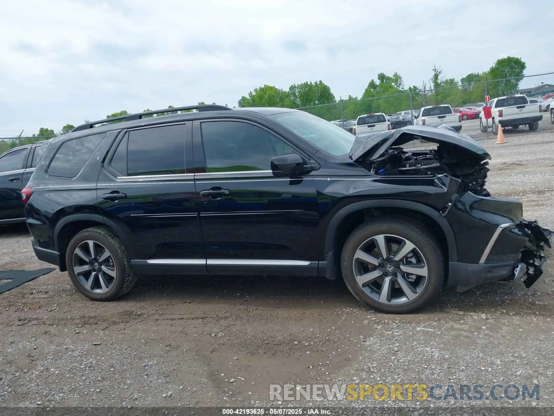 13 Photograph of a damaged car 5FNYG1H8XSB055591 HONDA PILOT 2025