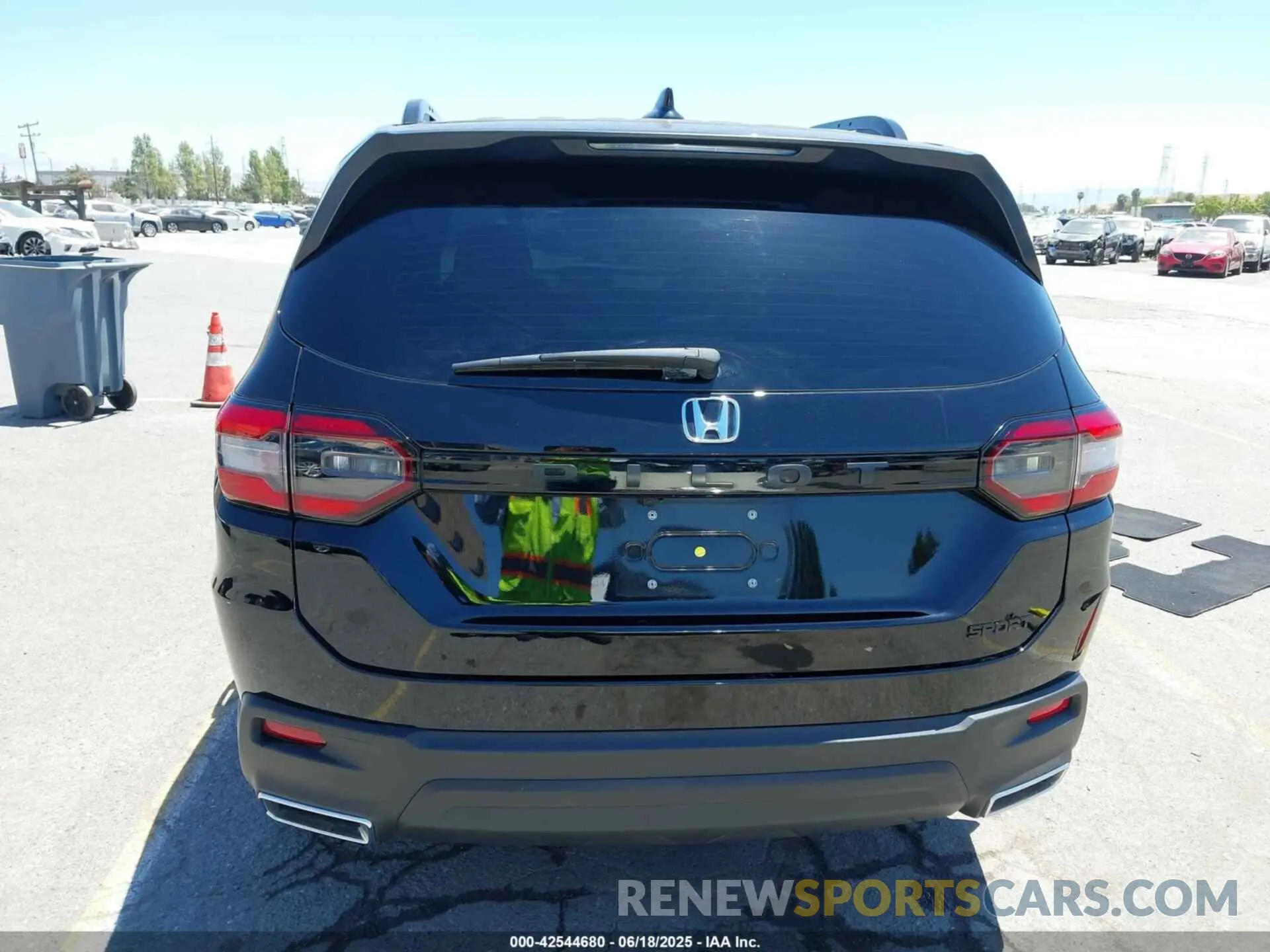 17 Photograph of a damaged car 5FNYG2H30SB008046 HONDA PILOT 2025